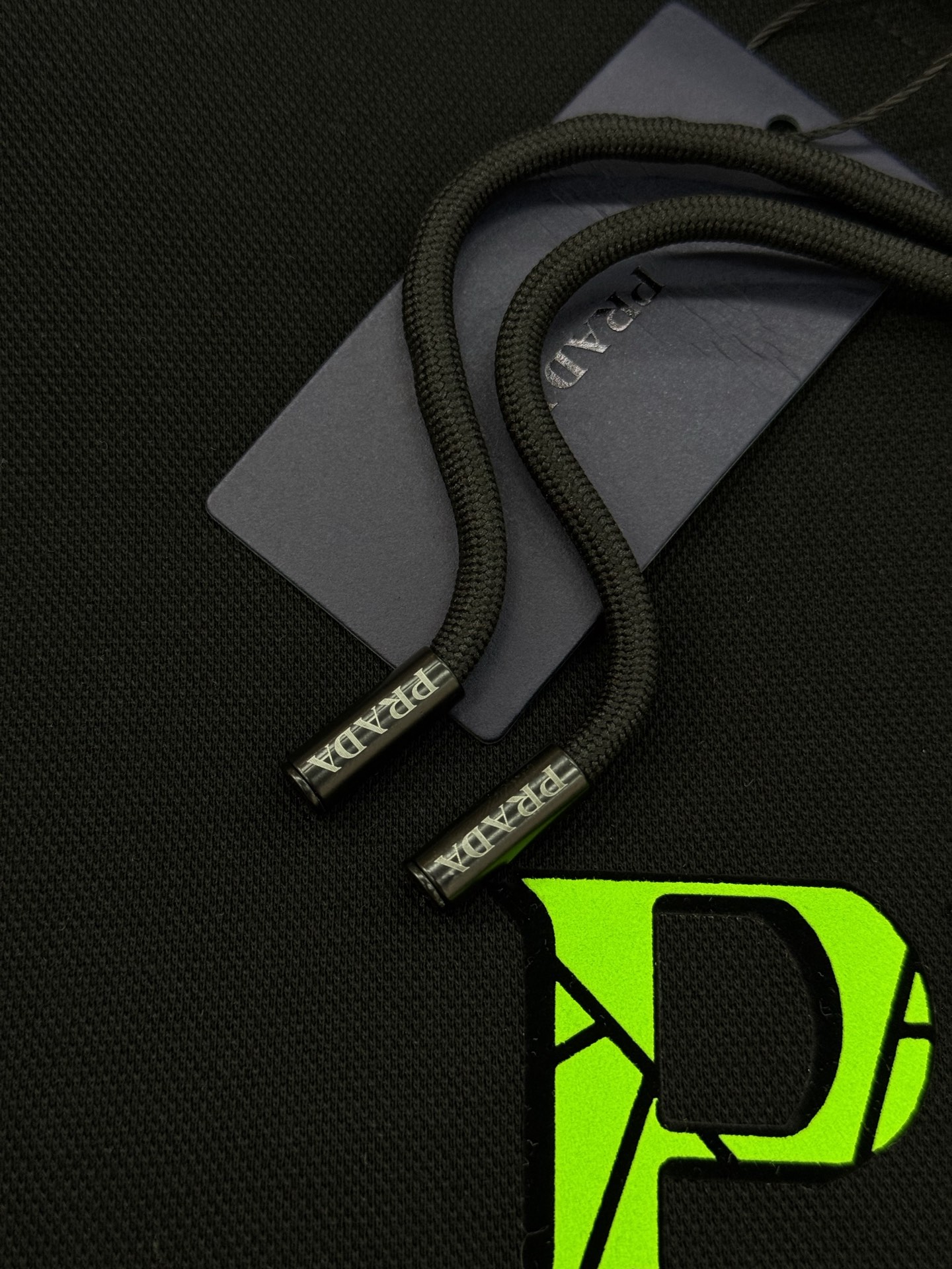 Prada普拉达新款连帽卫衣，甄选超优质天丝面料.柔软有手感.穿着舒适又保暖。正面绿色荧光“PRADA 