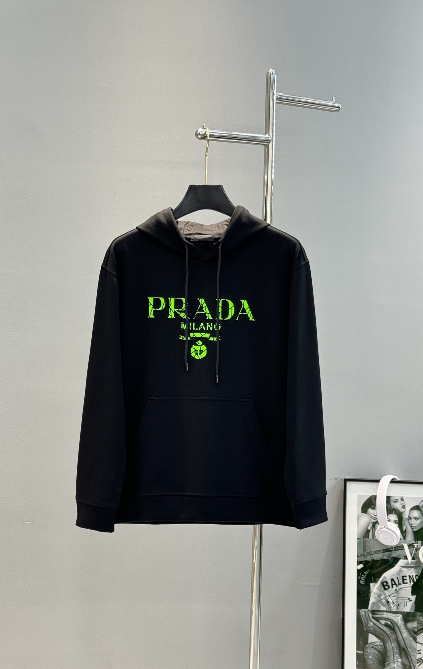 Prada普拉达新款连帽卫衣，甄选超优质天丝面料.柔软有手感.穿着舒适又保暖。正面绿色荧光“PRADA 