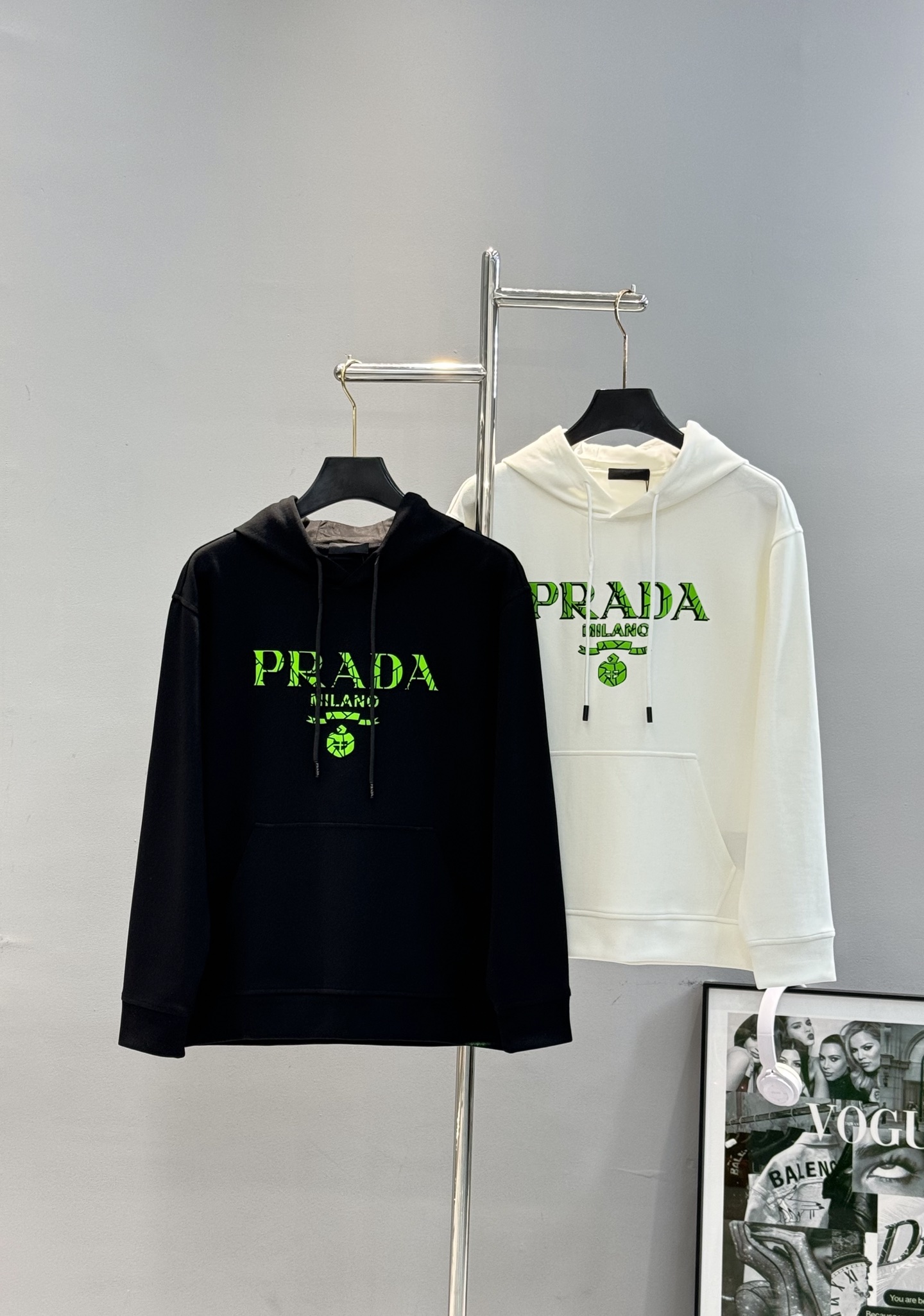 Prada普拉达新款连帽卫衣，甄选超优质天丝面料.柔软有手感.穿着舒适又保暖。正面绿色荧光“PRADA 