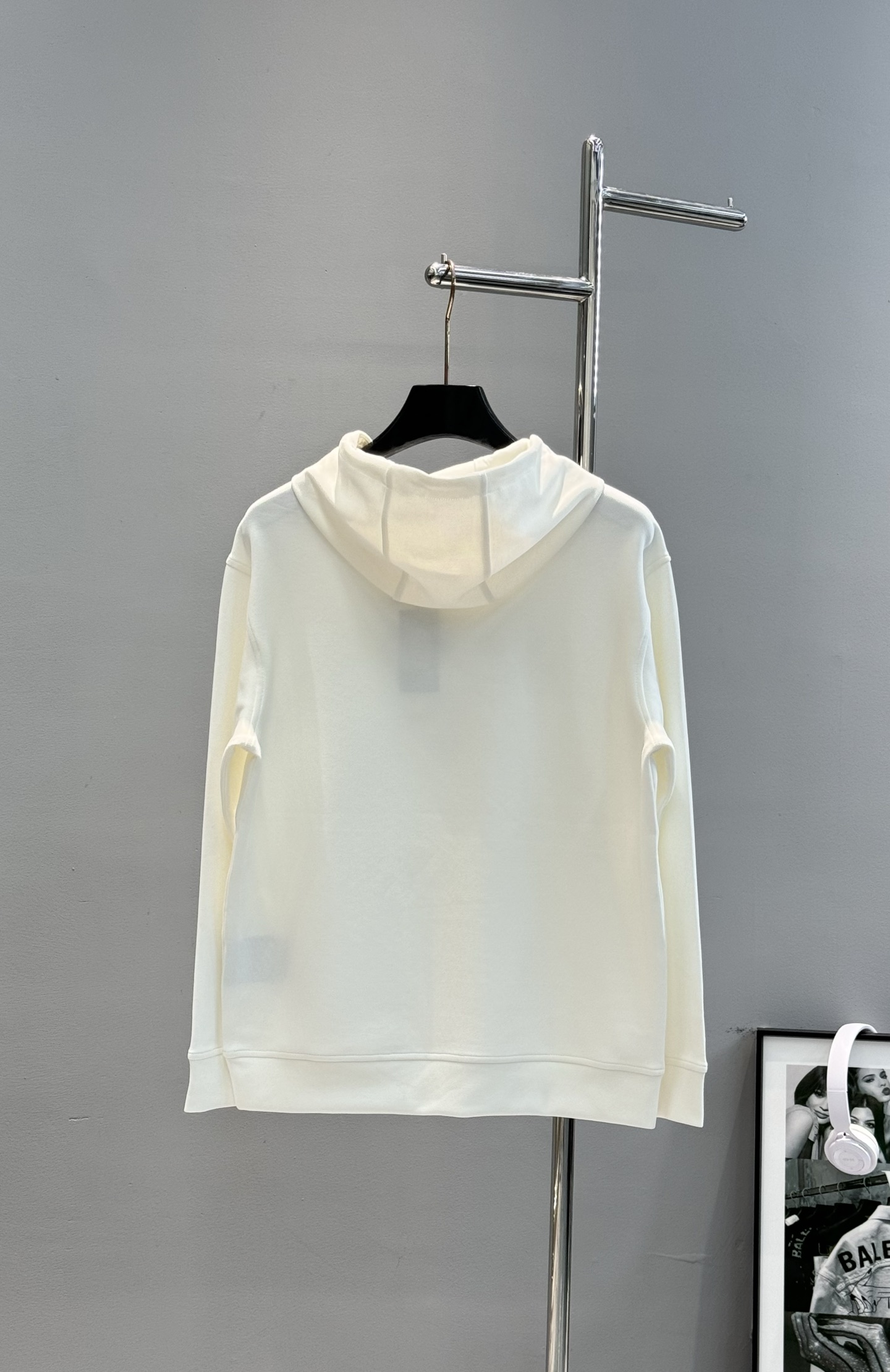 Prada普拉达新款连帽卫衣，甄选超优质天丝面料.柔软有手感.穿着舒适又保暖。正面绿色荧光“PRADA 