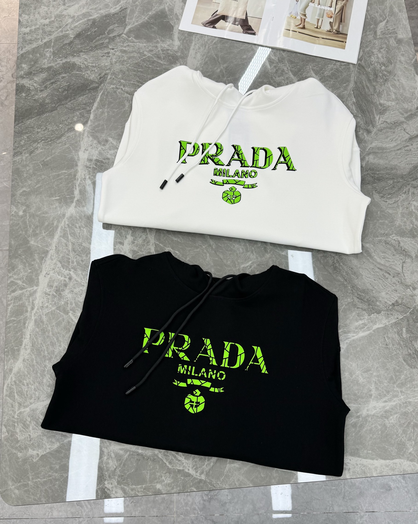 Prada普拉达新款连帽卫衣，甄选超优质天丝面料.柔软有手感.穿着舒适又保暖。正面绿色荧光“PRADA 