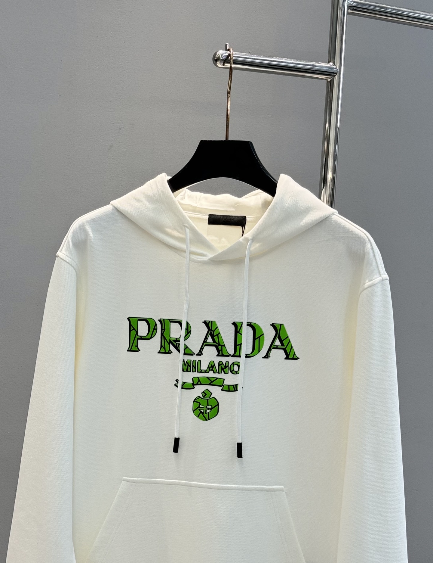 Prada普拉达新款连帽卫衣，甄选超优质天丝面料.柔软有手感.穿着舒适又保暖。正面绿色荧光“PRADA 