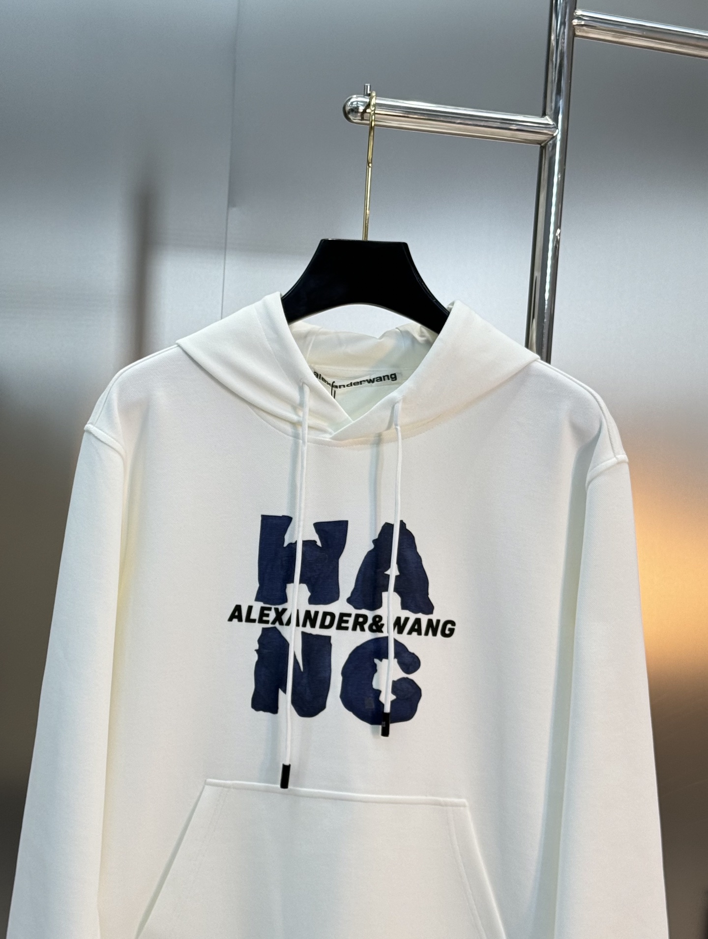 Alexander Wang亚历山大王新款连帽卫衣，正面品牌字母高温印花，简约又有辨识度计。高品质棉料，