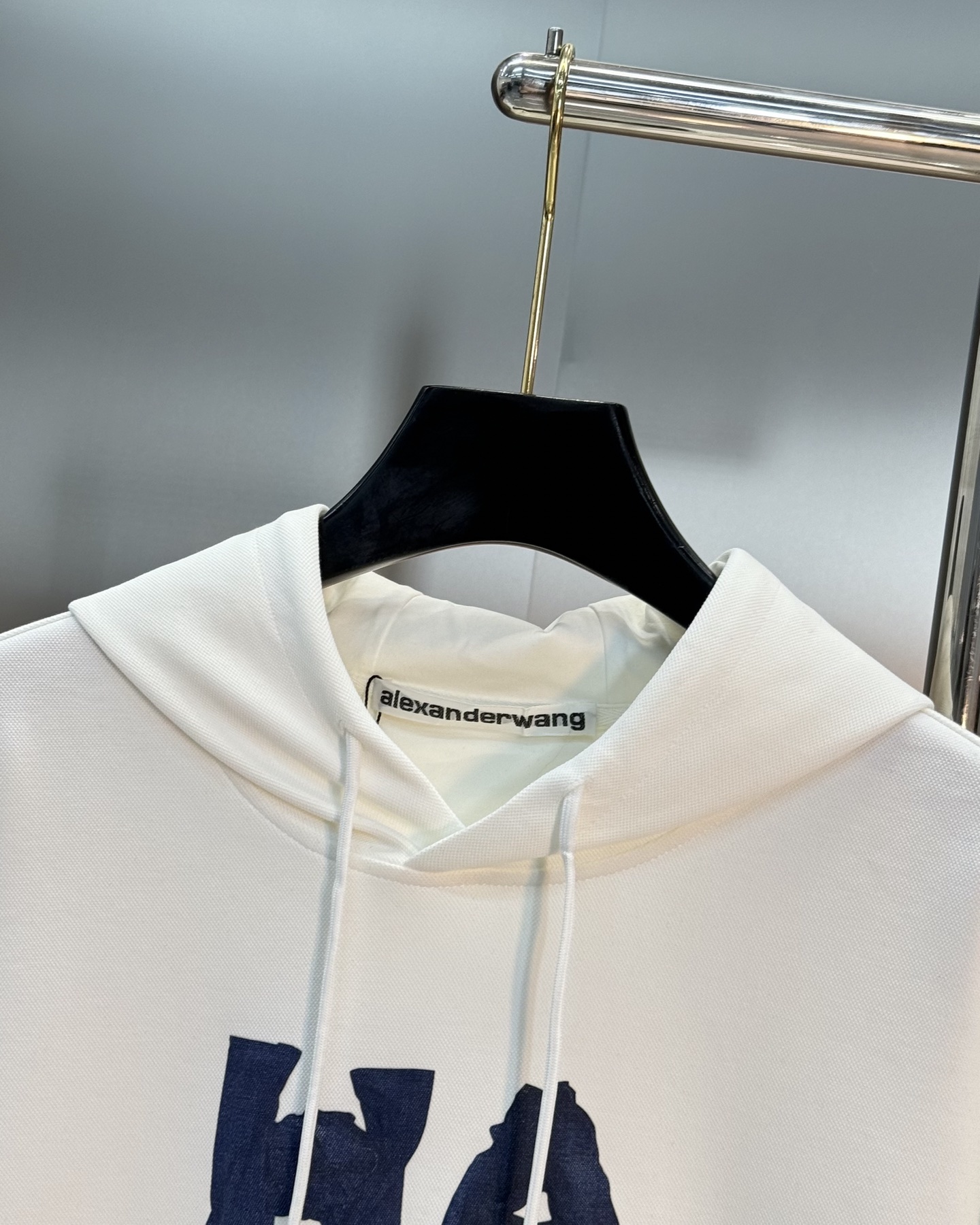 Alexander Wang亚历山大王新款连帽卫衣，正面品牌字母高温印花，简约又有辨识度计。高品质棉料，
