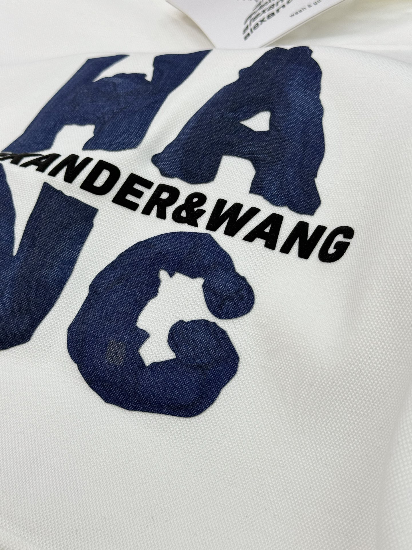 Alexander Wang亚历山大王新款连帽卫衣，正面品牌字母高温印花，简约又有辨识度计。高品质棉料，