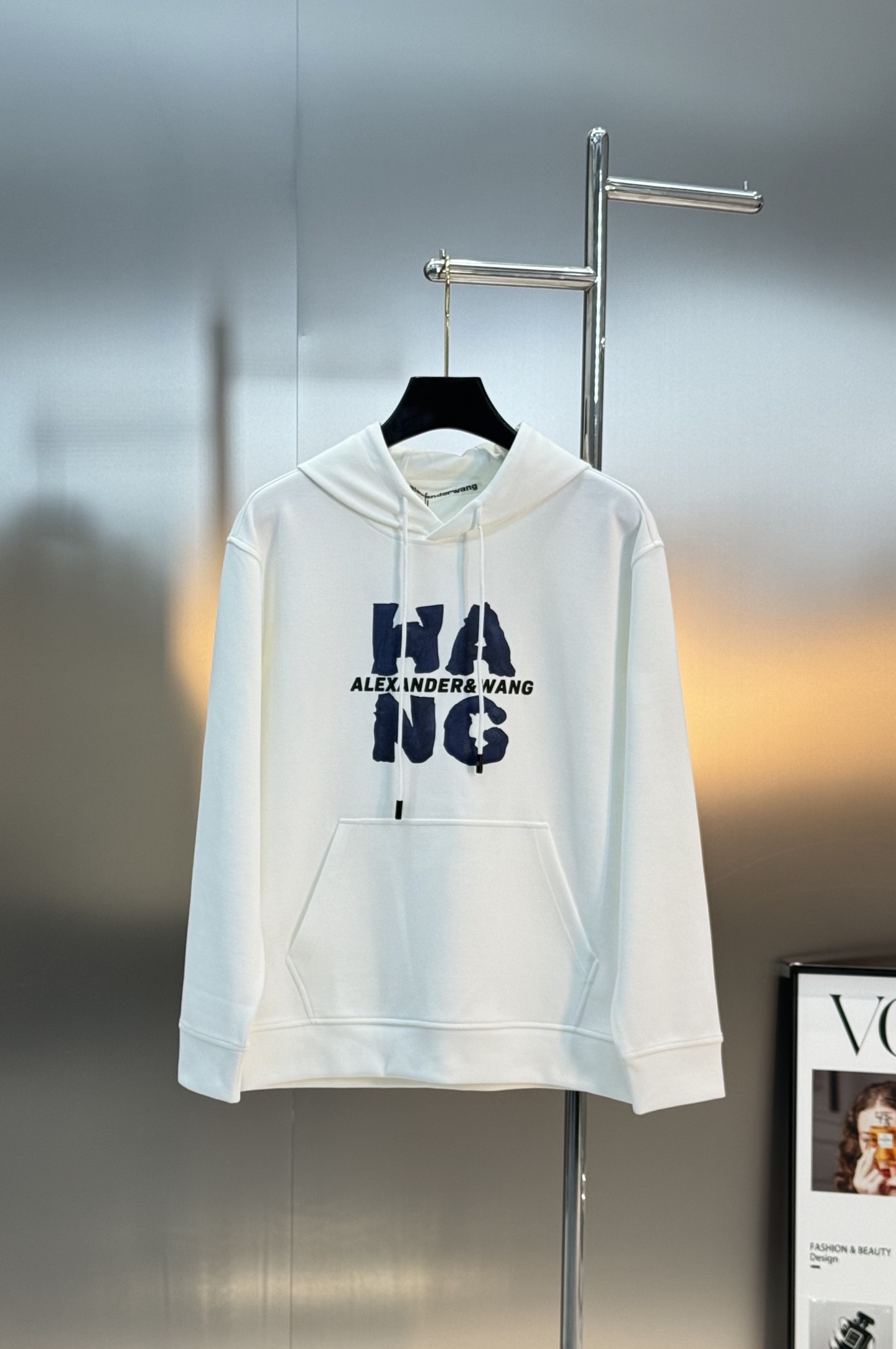 Alexander Wang亚历山大王新款连帽卫衣，正面品牌字母高温印花，简约又有辨识度计。高品质棉料，
