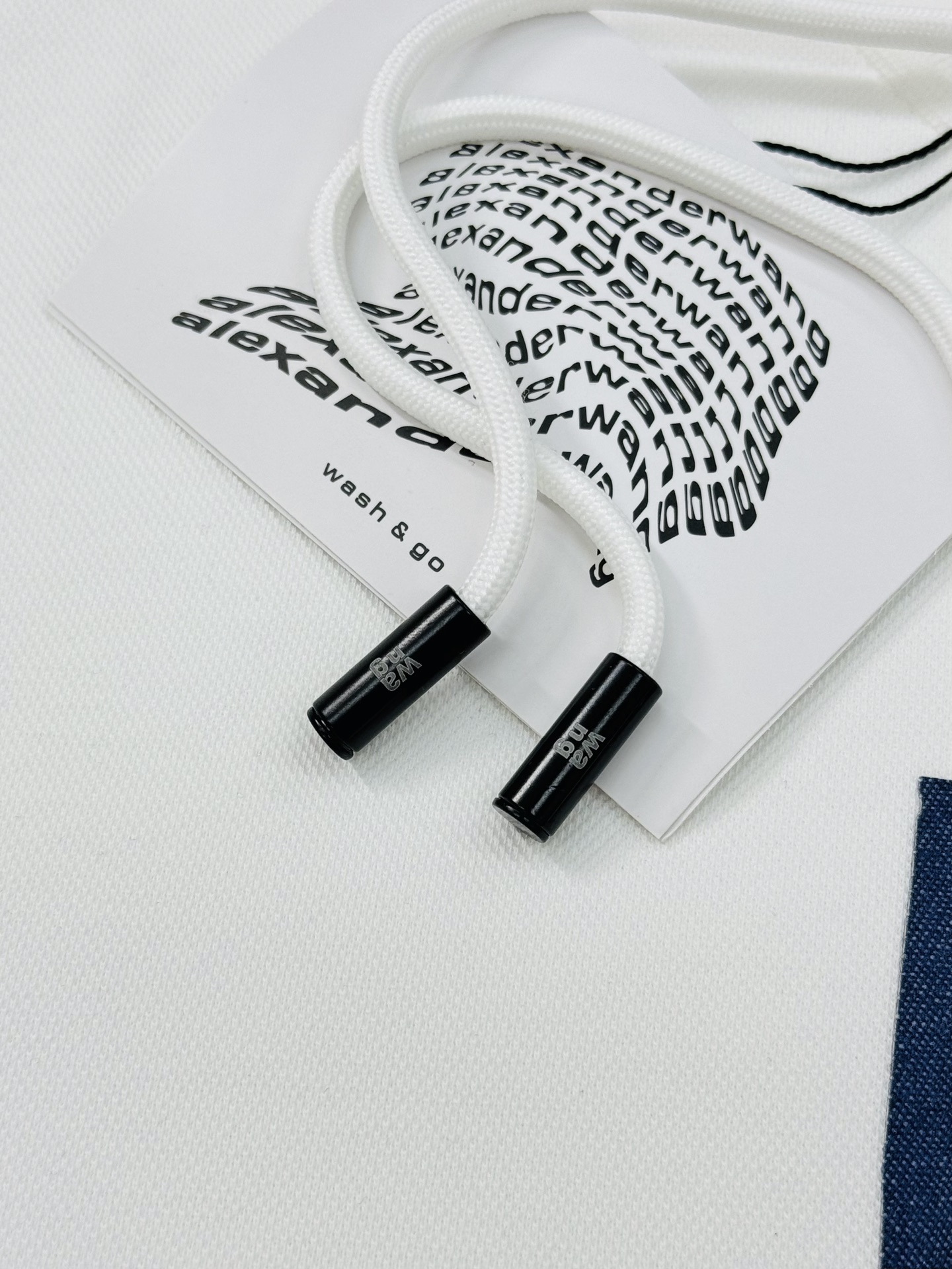 Alexander Wang亚历山大王新款连帽卫衣，正面品牌字母高温印花，简约又有辨识度计。高品质棉料，