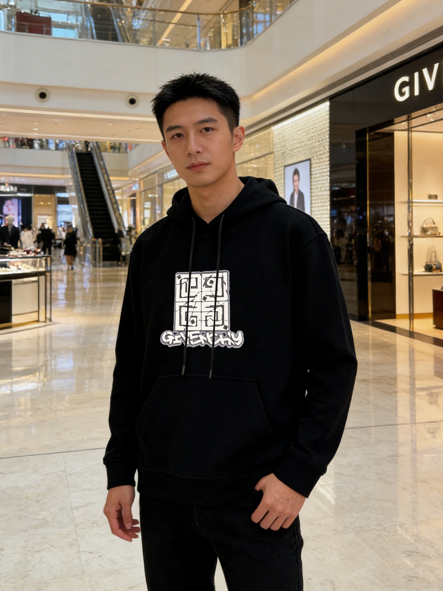 Givenchy纪梵希新款连帽卫衣，重磅天丝棉质面料，舒适又耐穿!胸前高温印花+品牌字母图形.辨识度超高