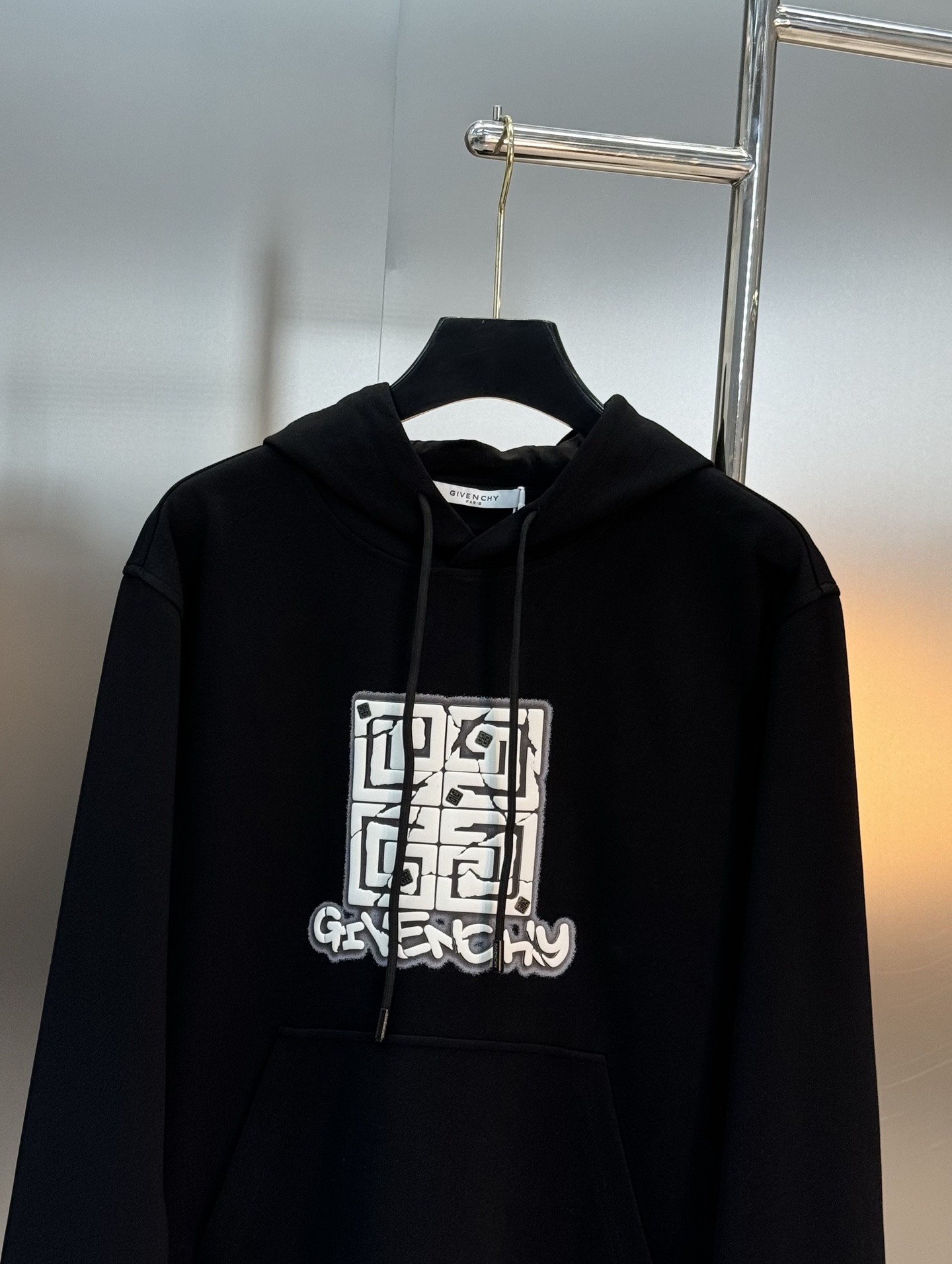 Givenchy纪梵希新款连帽卫衣，重磅天丝棉质面料，舒适又耐穿!胸前高温印花+品牌字母图形.辨识度超高