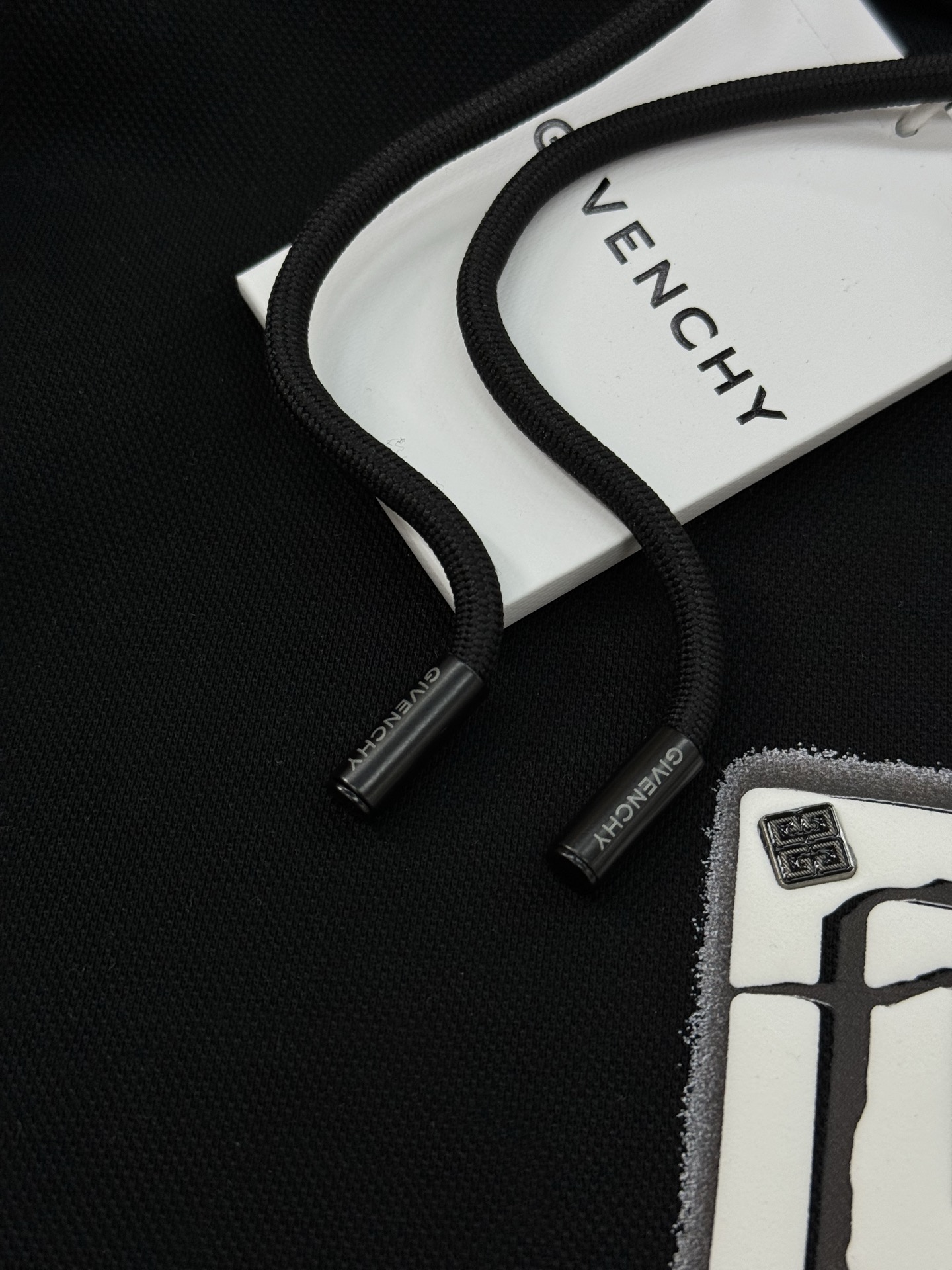 Givenchy纪梵希新款连帽卫衣，重磅天丝棉质面料，舒适又耐穿!胸前高温印花+品牌字母图形.辨识度超高