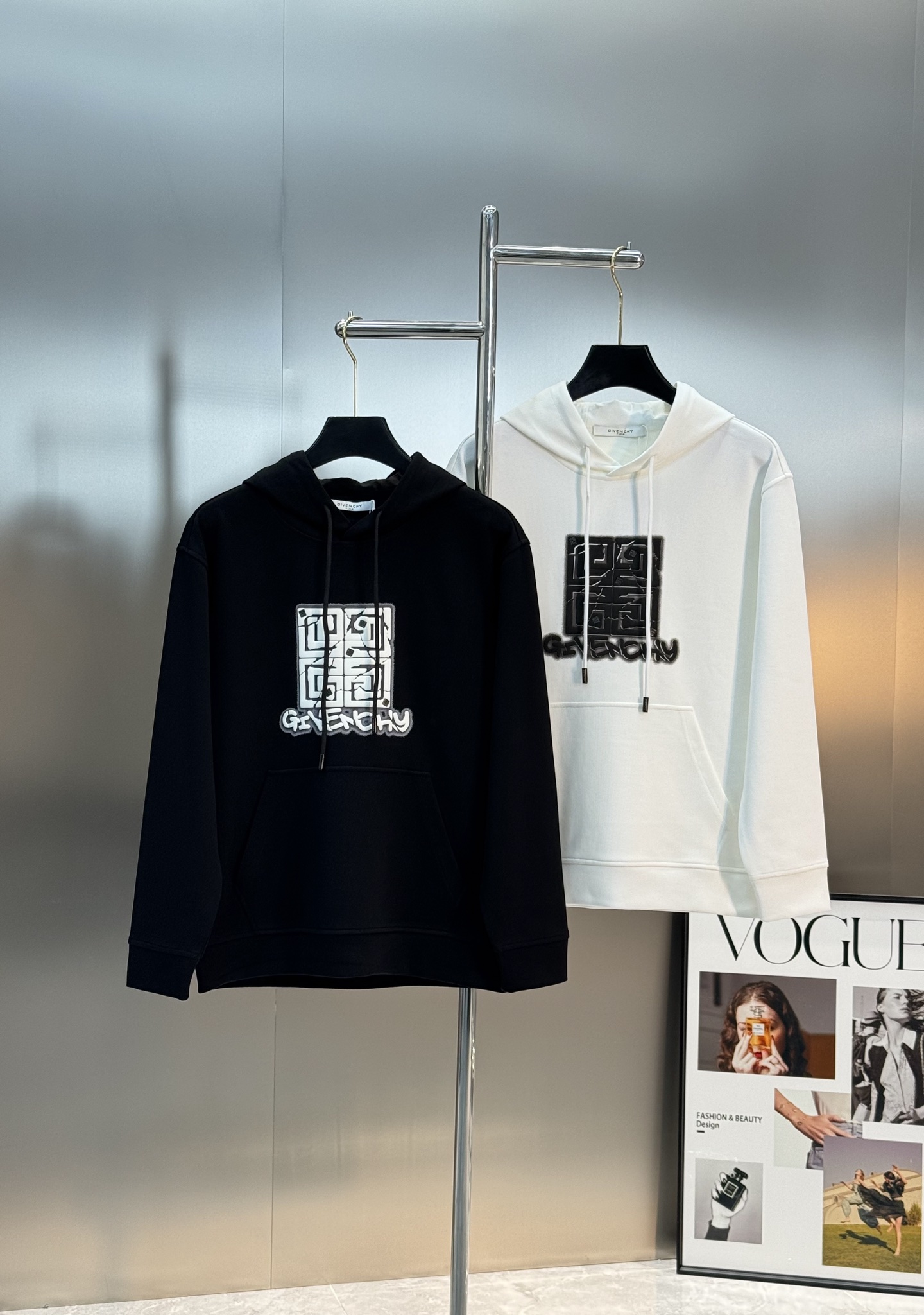 Givenchy纪梵希新款连帽卫衣，重磅天丝棉质面料，舒适又耐穿!胸前高温印花+品牌字母图形.辨识度超高