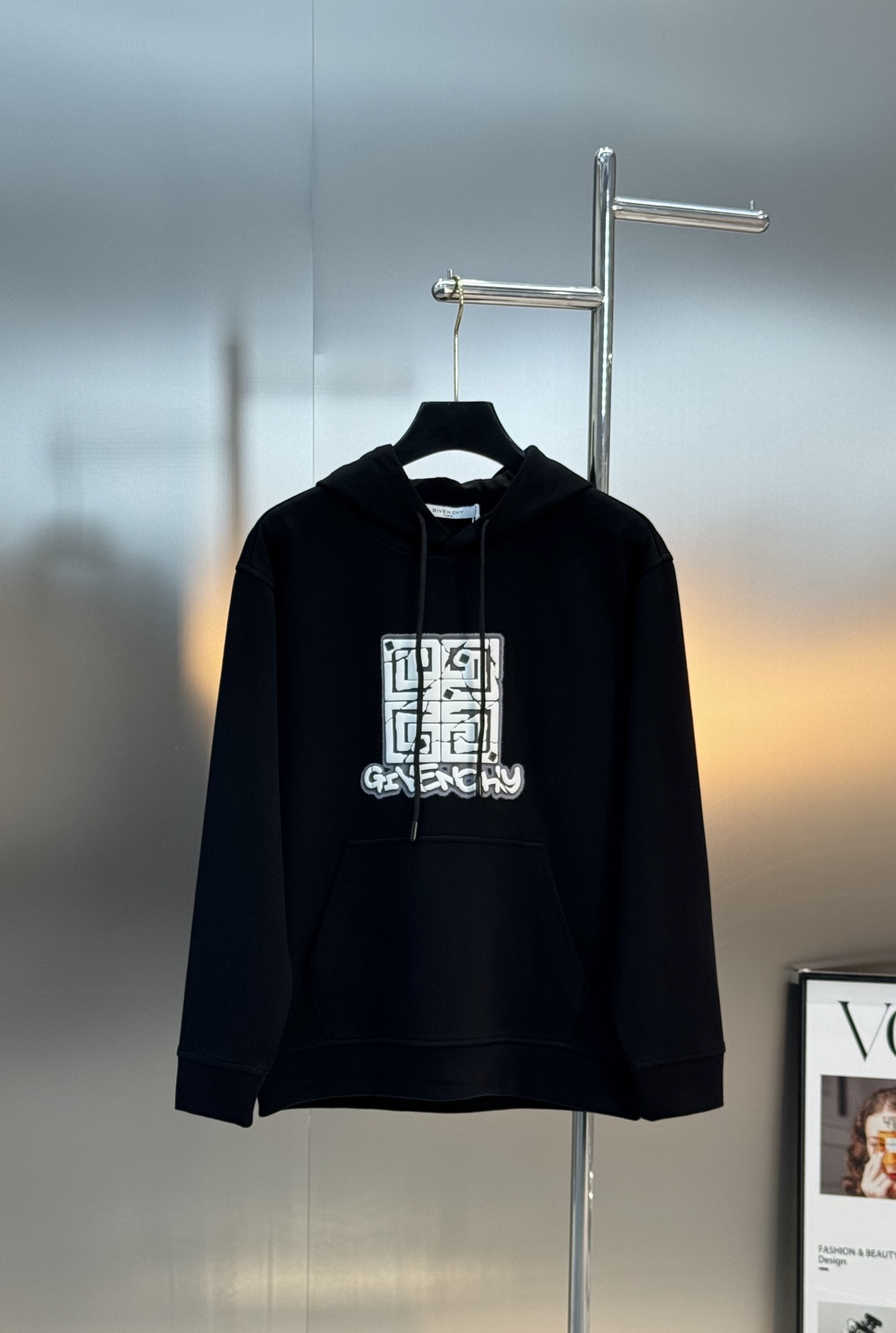 Givenchy纪梵希新款连帽卫衣，重磅天丝棉质面料，舒适又耐穿!胸前高温印花+品牌字母图形.辨识度超高