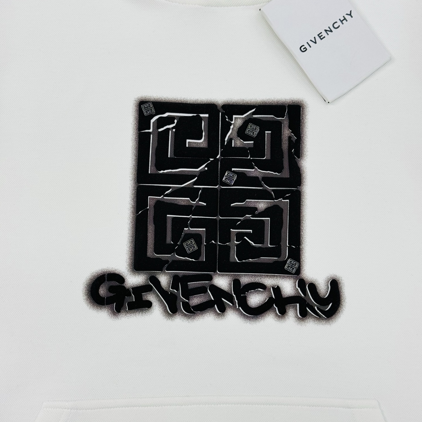 Givenchy纪梵希新款连帽卫衣，重磅天丝棉质面料，舒适又耐穿!胸前高温印花+品牌字母图形.辨识度超高
