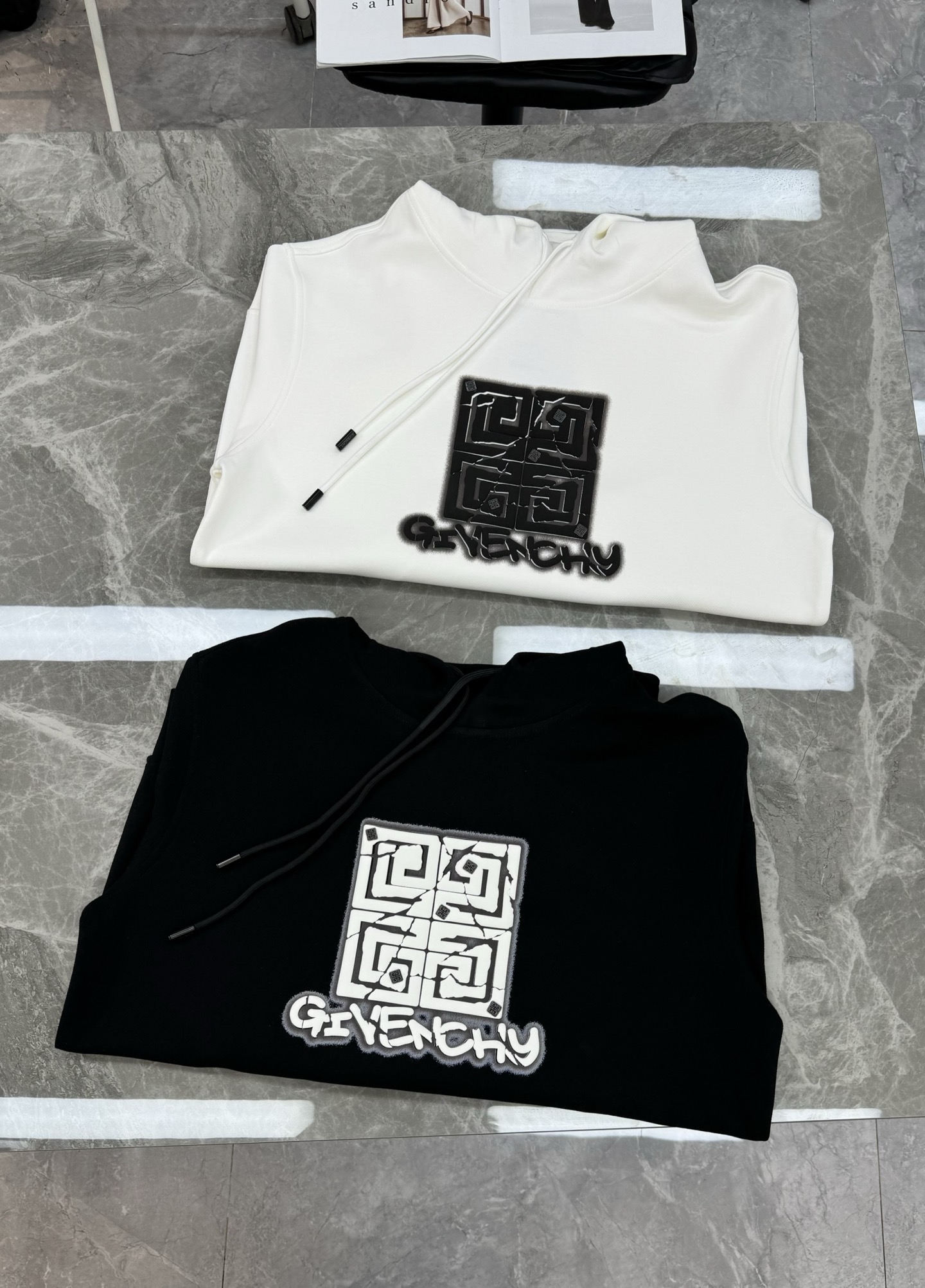 Givenchy纪梵希新款连帽卫衣，重磅天丝棉质面料，舒适又耐穿!胸前高温印花+品牌字母图形.辨识度超高