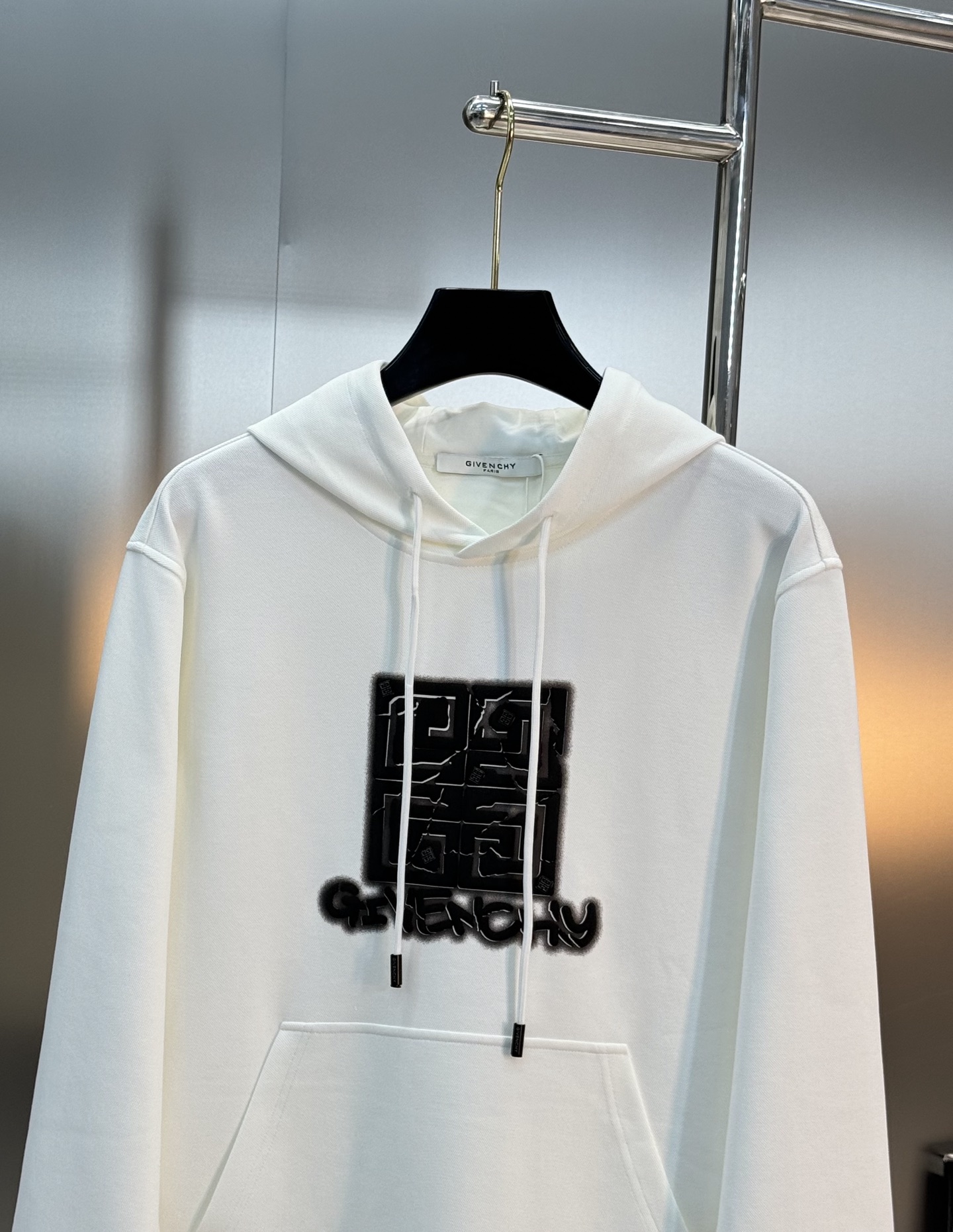 Givenchy纪梵希新款连帽卫衣，重磅天丝棉质面料，舒适又耐穿!胸前高温印花+品牌字母图形.辨识度超高