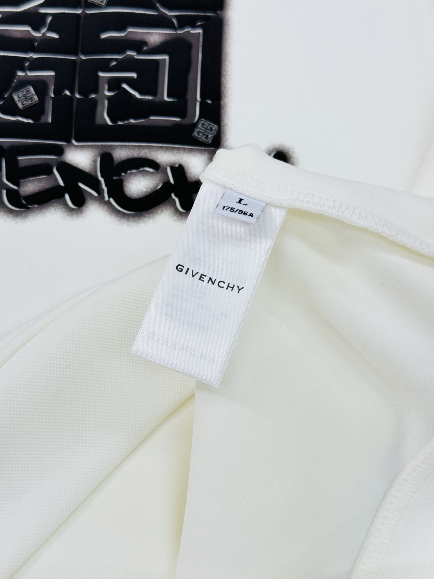 Givenchy纪梵希新款连帽卫衣，重磅天丝棉质面料，舒适又耐穿!胸前高温印花+品牌字母图形.辨识度超高