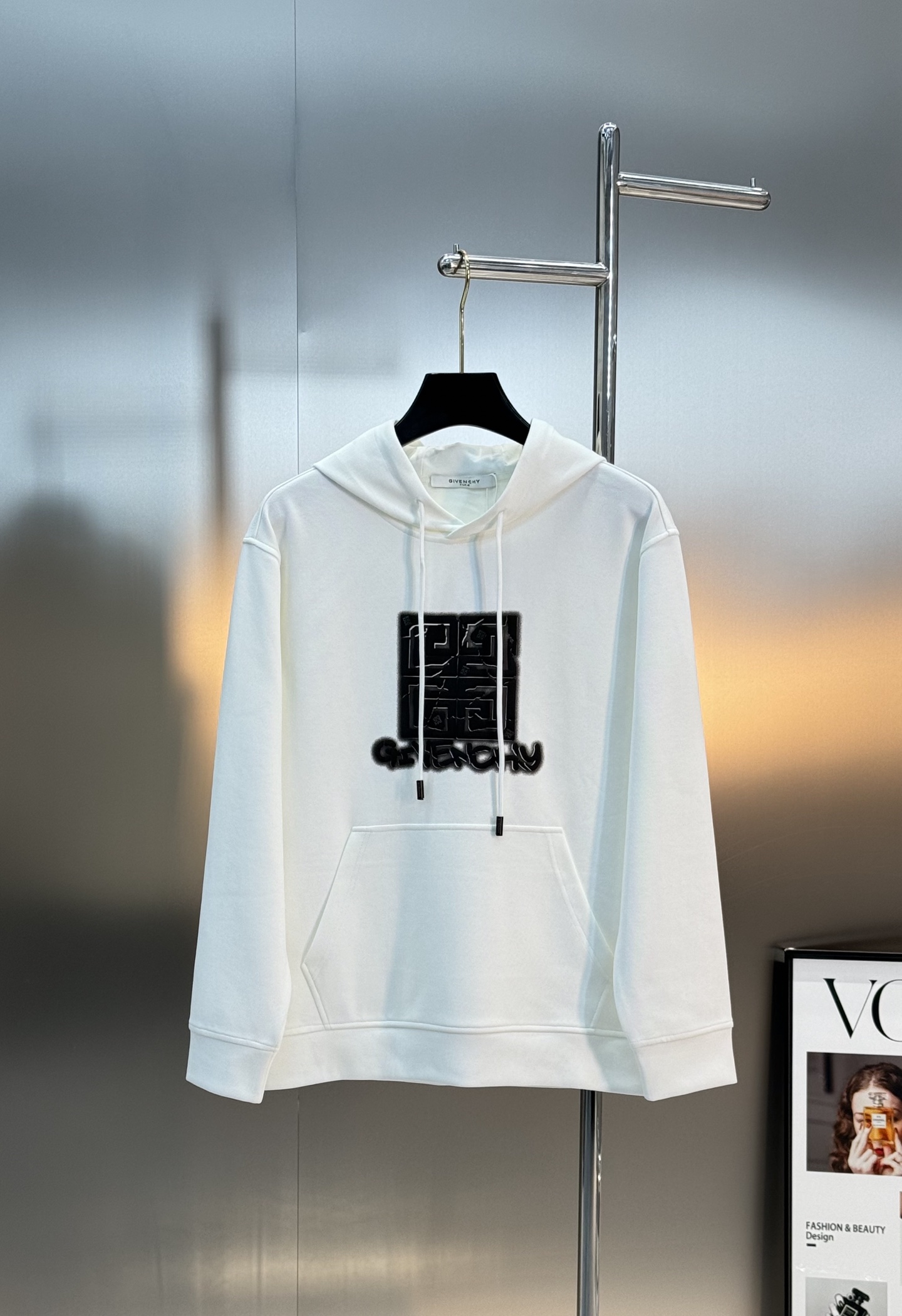 Givenchy纪梵希新款连帽卫衣，重磅天丝棉质面料，舒适又耐穿!胸前高温印花+品牌字母图形.辨识度超高
