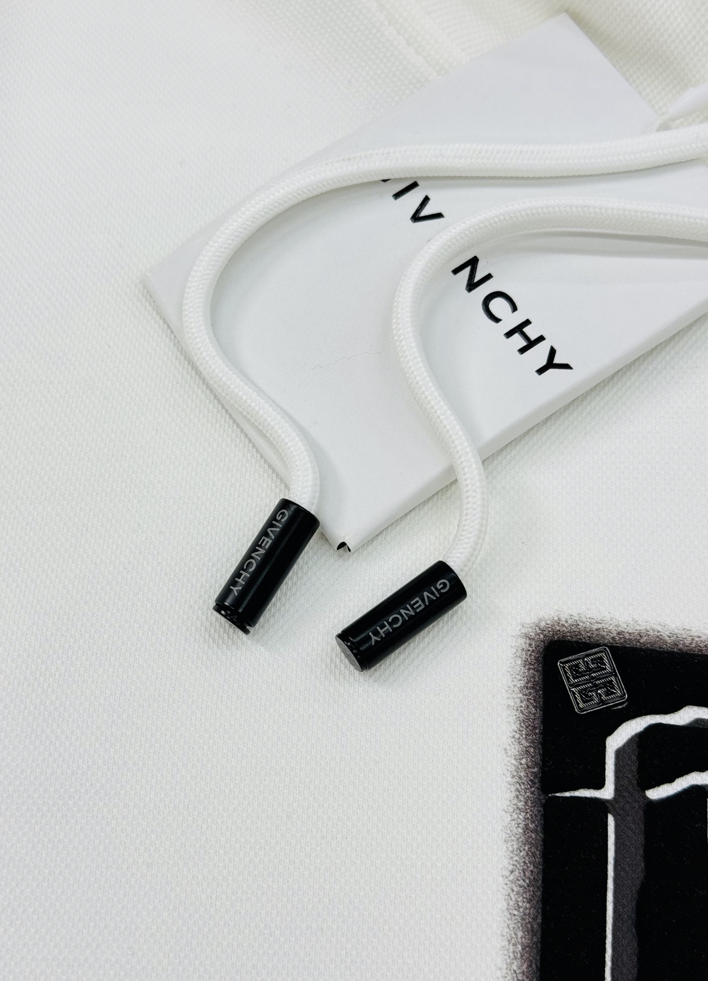 Givenchy纪梵希新款连帽卫衣，重磅天丝棉质面料，舒适又耐穿!胸前高温印花+品牌字母图形.辨识度超高