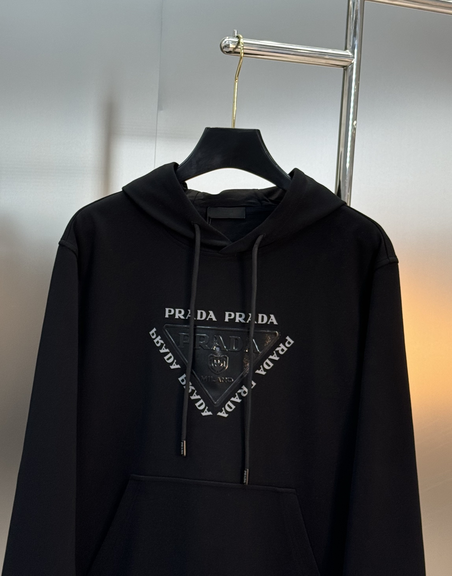 Prada普拉达新款连帽卫衣，甄选超优质天丝面料.柔软有手感.穿着舒适又保暖。胸前高温烫画工艺.品牌字母