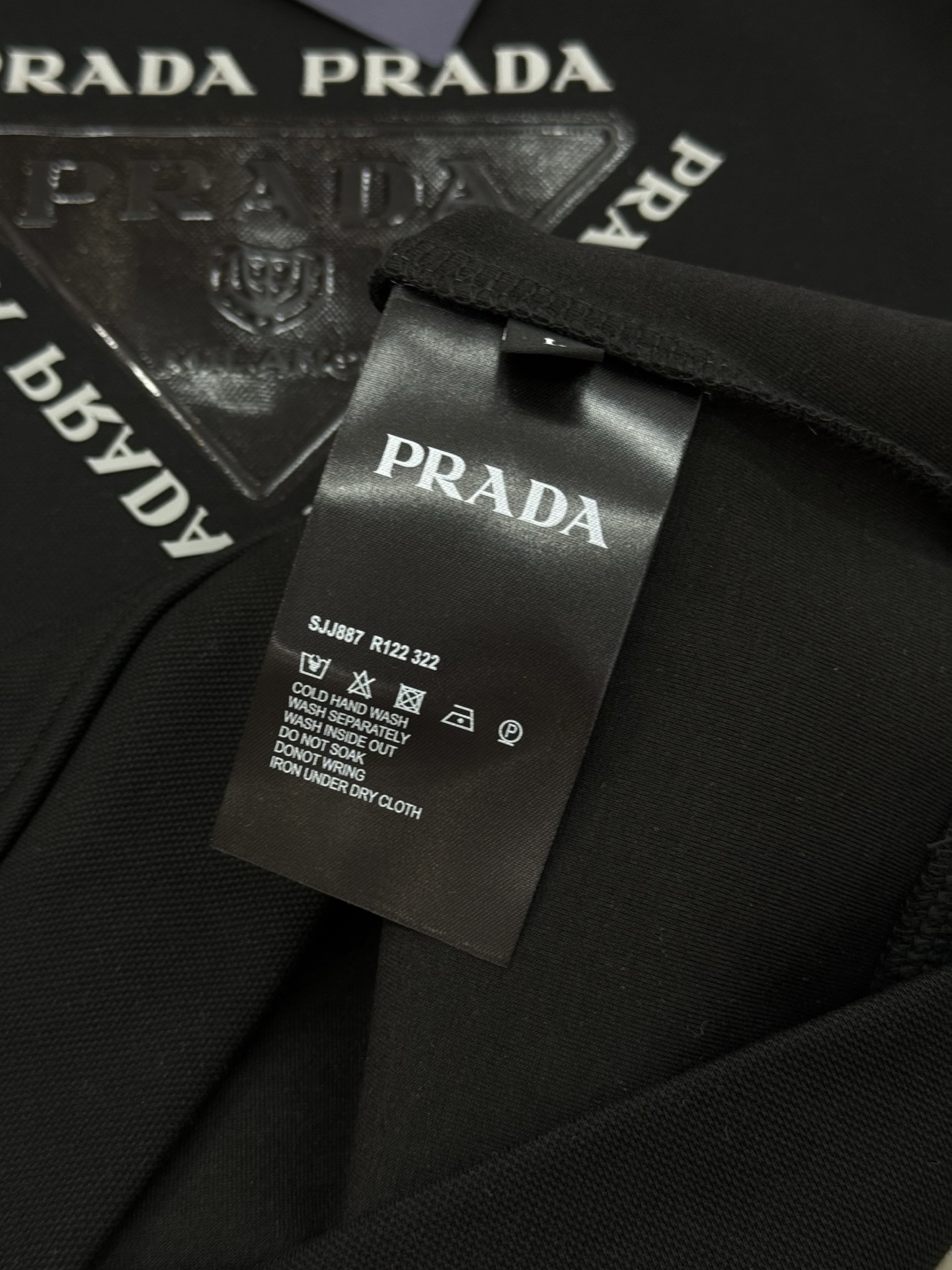 Prada普拉达新款连帽卫衣，甄选超优质天丝面料.柔软有手感.穿着舒适又保暖。胸前高温烫画工艺.品牌字母