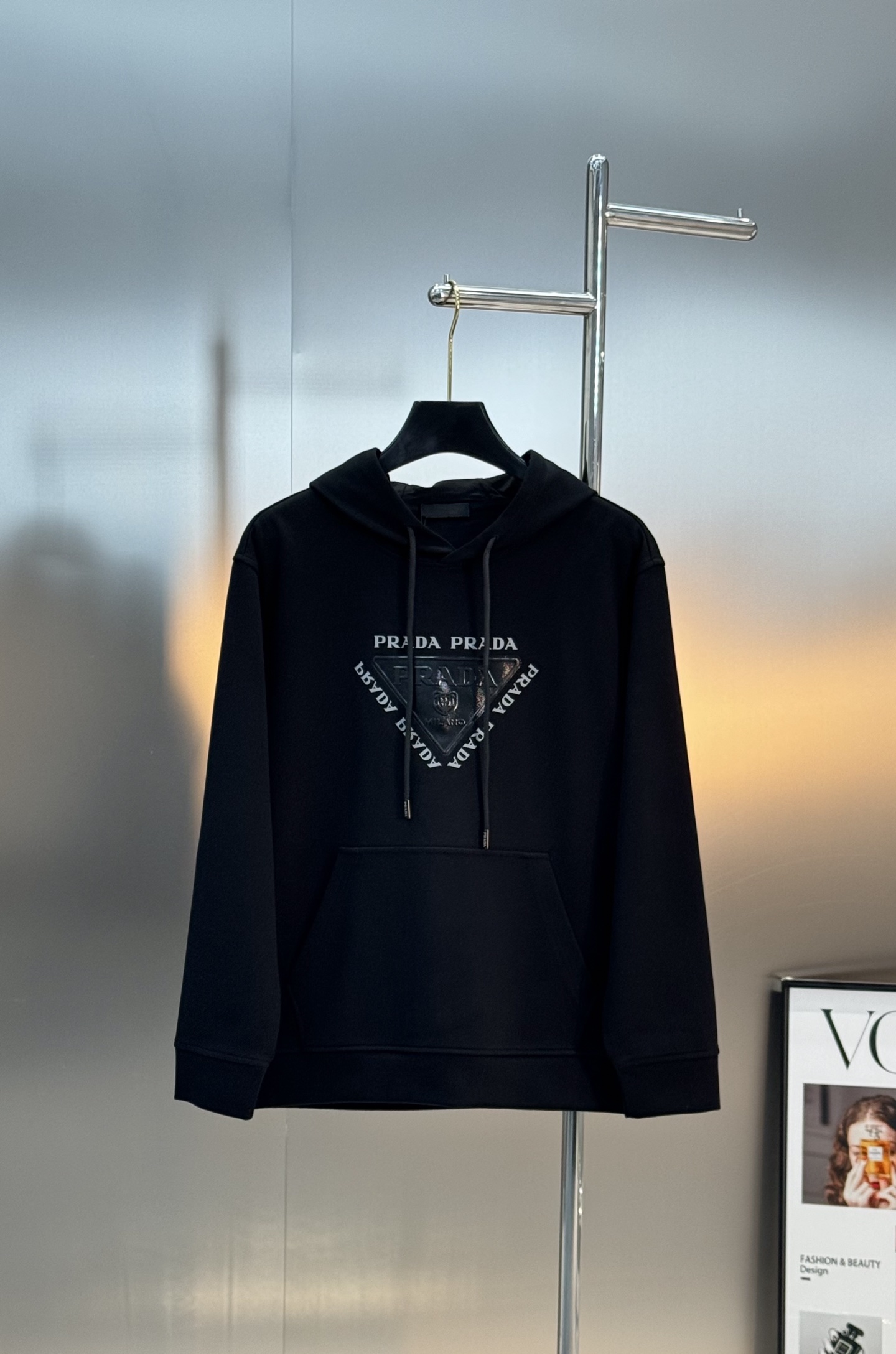 Prada普拉达新款连帽卫衣，甄选超优质天丝面料.柔软有手感.穿着舒适又保暖。胸前高温烫画工艺.品牌字母