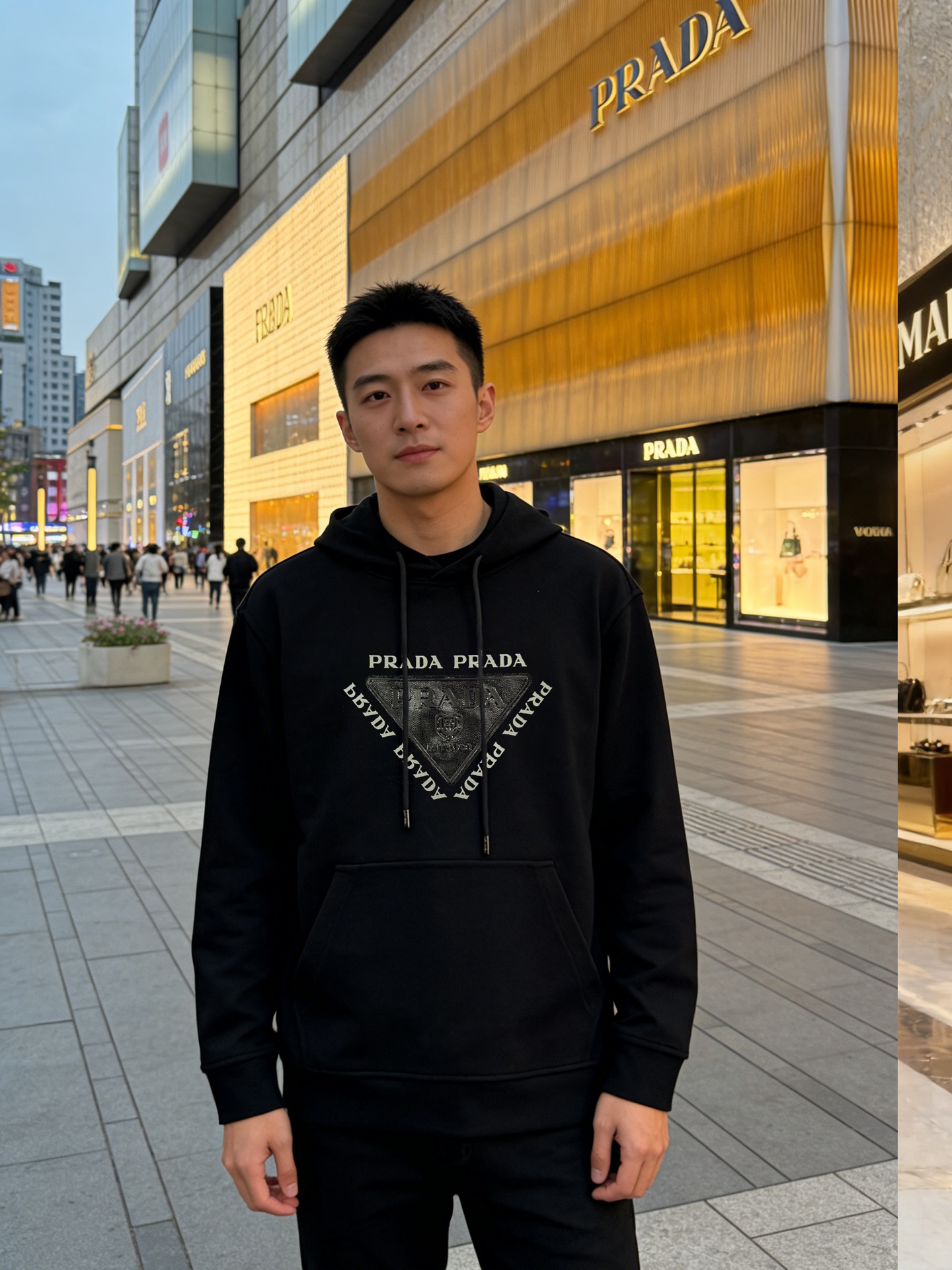 Prada普拉达新款连帽卫衣，甄选超优质天丝面料.柔软有手感.穿着舒适又保暖。胸前高温烫画工艺.品牌字母