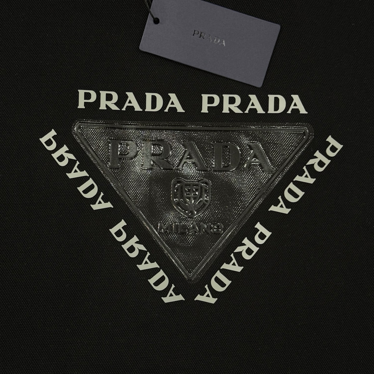 Prada普拉达新款连帽卫衣，甄选超优质天丝面料.柔软有手感.穿着舒适又保暖。胸前高温烫画工艺.品牌字母