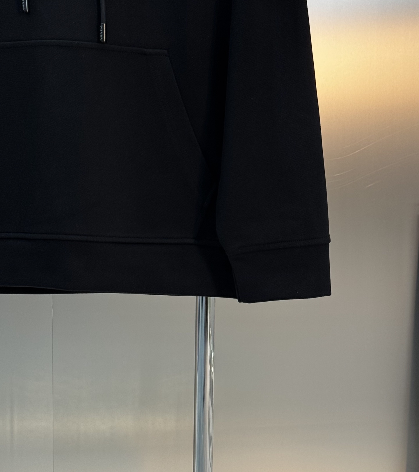 Prada普拉达新款连帽卫衣，甄选超优质天丝面料.柔软有手感.穿着舒适又保暖。胸前高温烫画工艺.品牌字母