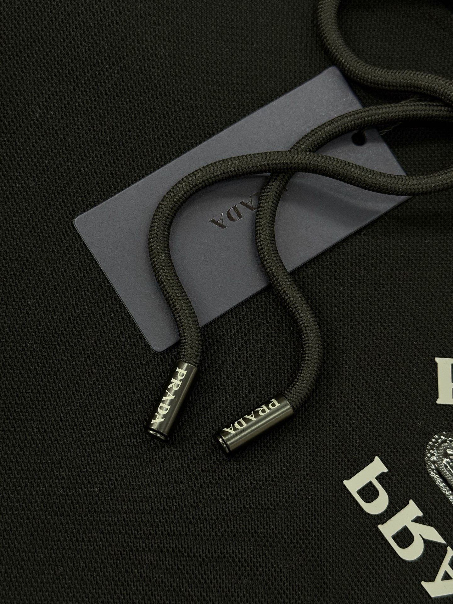 Prada普拉达新款连帽卫衣，甄选超优质天丝面料.柔软有手感.穿着舒适又保暖。胸前高温烫画工艺.品牌字母