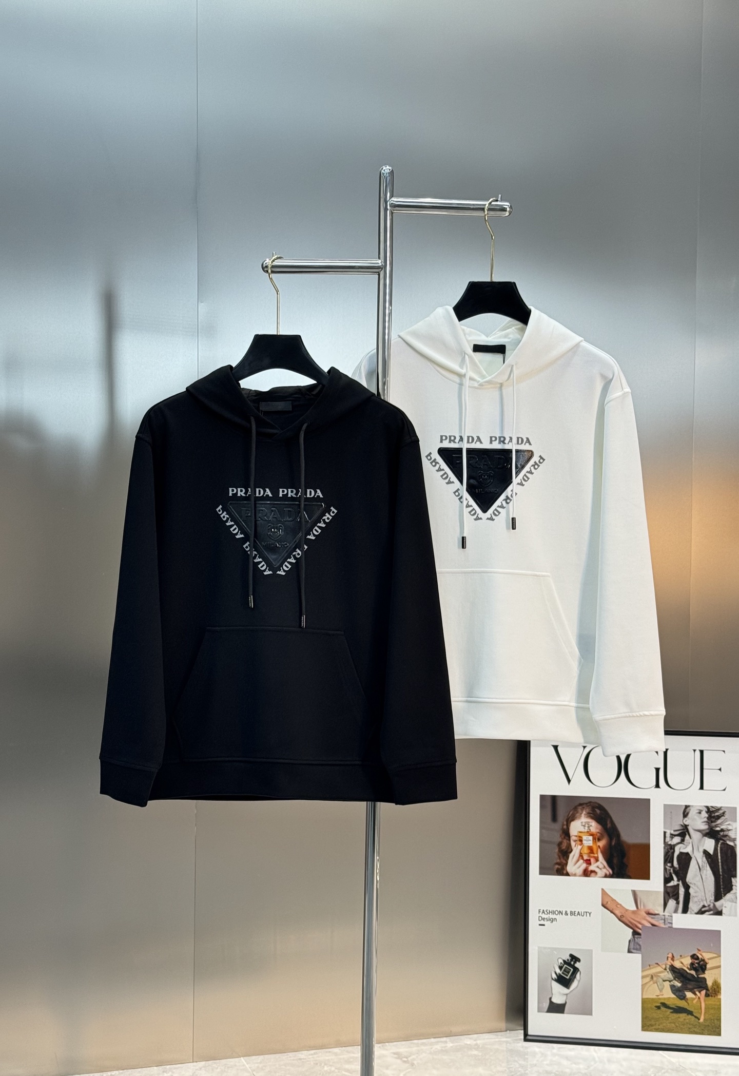 Prada普拉达新款连帽卫衣，甄选超优质天丝面料.柔软有手感.穿着舒适又保暖。胸前高温烫画工艺.品牌字母