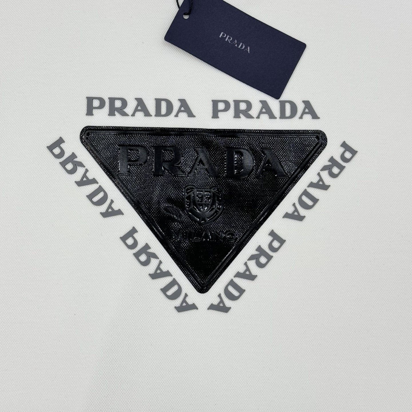 Prada普拉达新款连帽卫衣，甄选超优质天丝面料.柔软有手感.穿着舒适又保暖。胸前高温烫画工艺.品牌字母