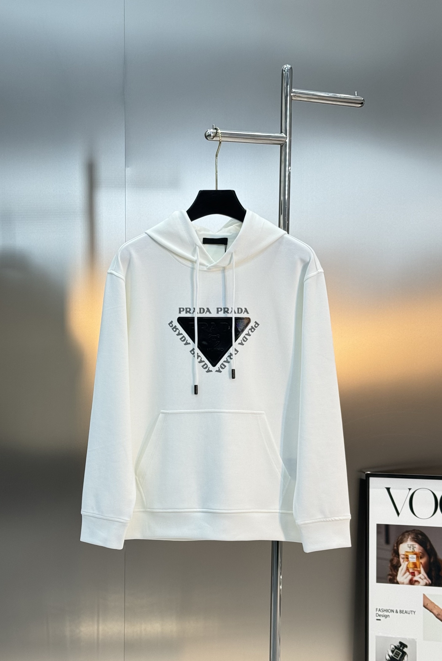 Prada普拉达新款连帽卫衣，甄选超优质天丝面料.柔软有手感.穿着舒适又保暖。胸前高温烫画工艺.品牌字母