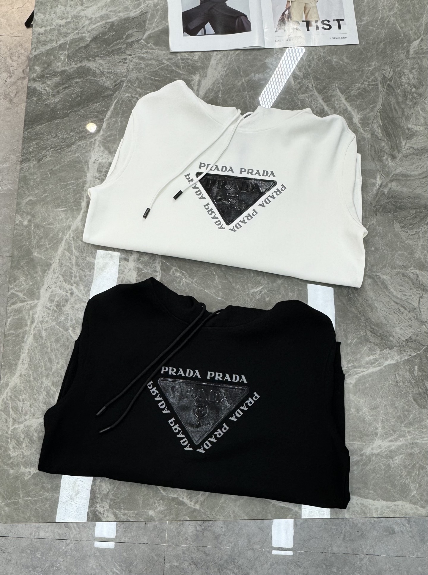 Prada普拉达新款连帽卫衣，甄选超优质天丝面料.柔软有手感.穿着舒适又保暖。胸前高温烫画工艺.品牌字母