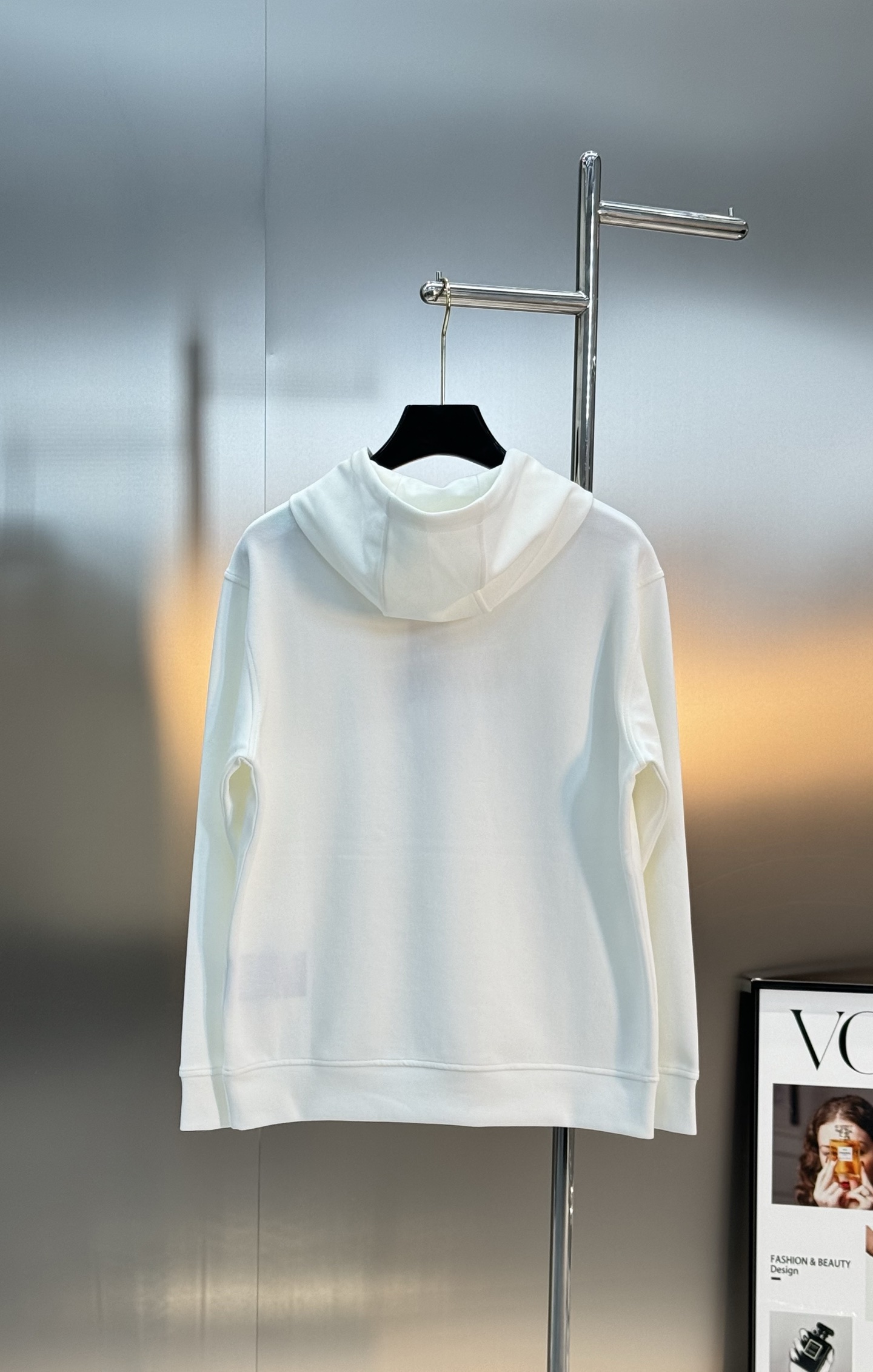 Prada普拉达新款连帽卫衣，甄选超优质天丝面料.柔软有手感.穿着舒适又保暖。胸前高温烫画工艺.品牌字母