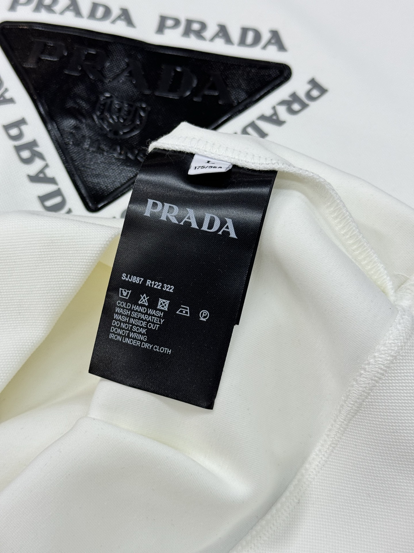 Prada普拉达新款连帽卫衣，甄选超优质天丝面料.柔软有手感.穿着舒适又保暖。胸前高温烫画工艺.品牌字母