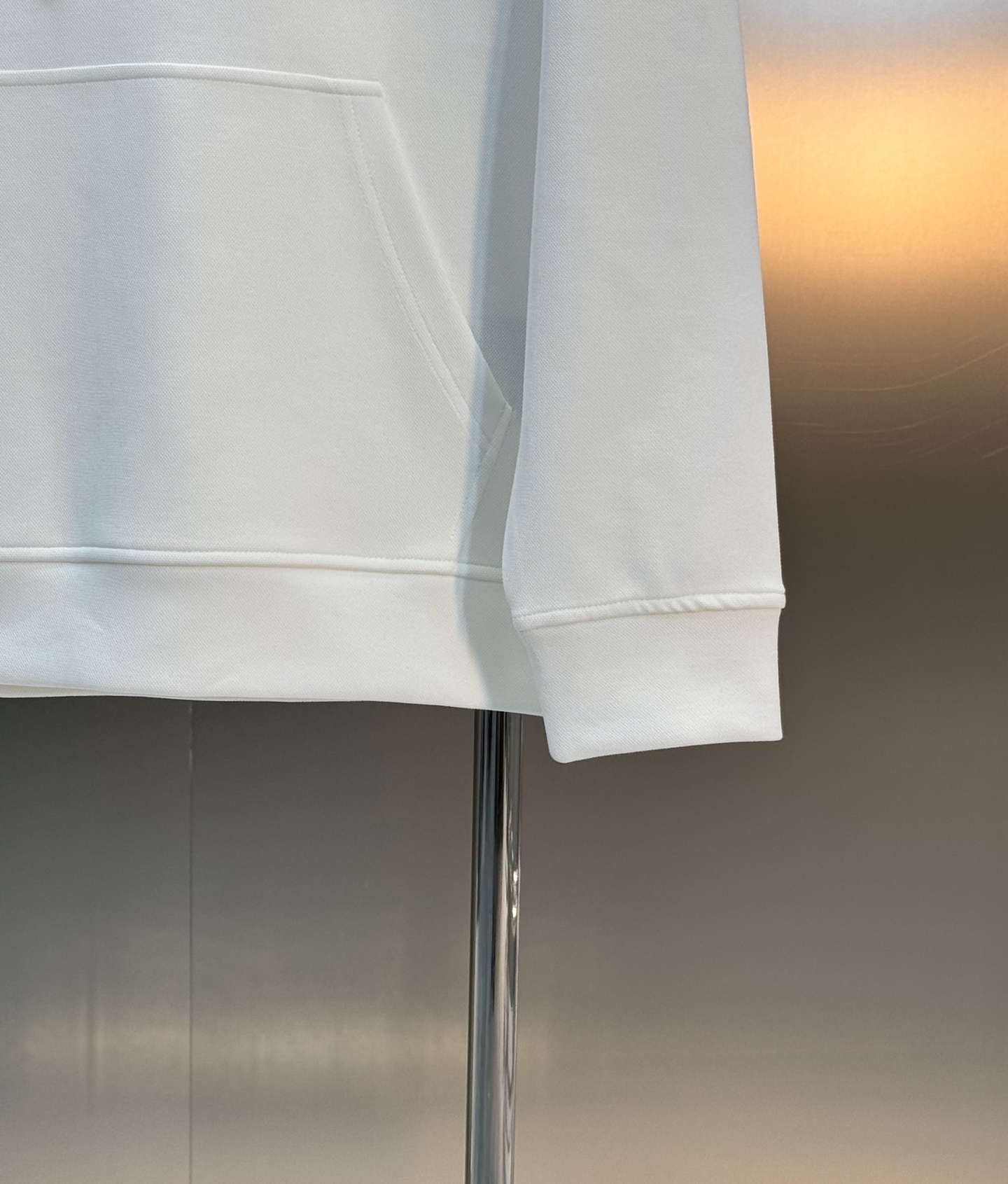 Prada普拉达新款连帽卫衣，甄选超优质天丝面料.柔软有手感.穿着舒适又保暖。胸前高温烫画工艺.品牌字母