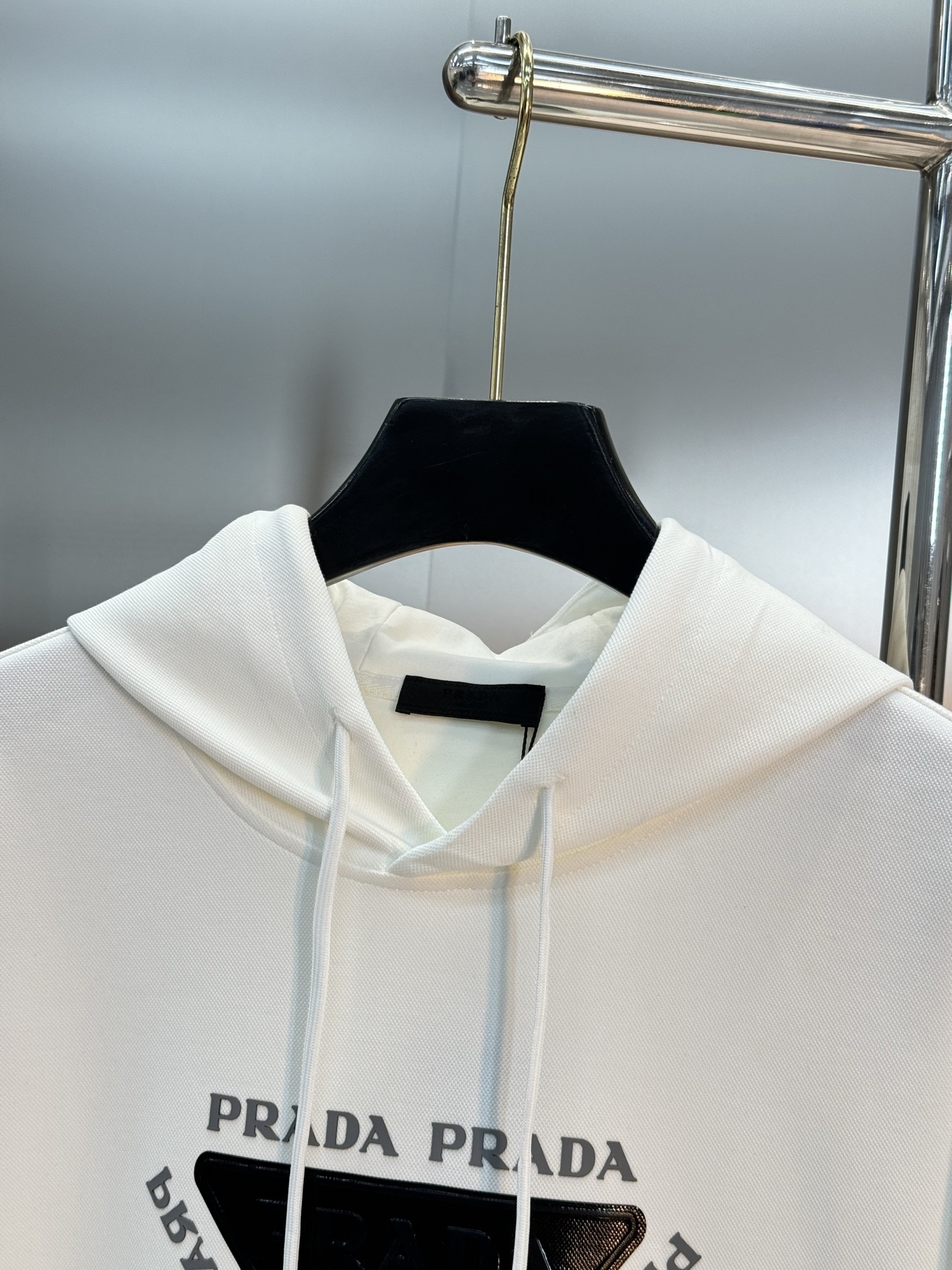 Prada普拉达新款连帽卫衣，甄选超优质天丝面料.柔软有手感.穿着舒适又保暖。胸前高温烫画工艺.品牌字母