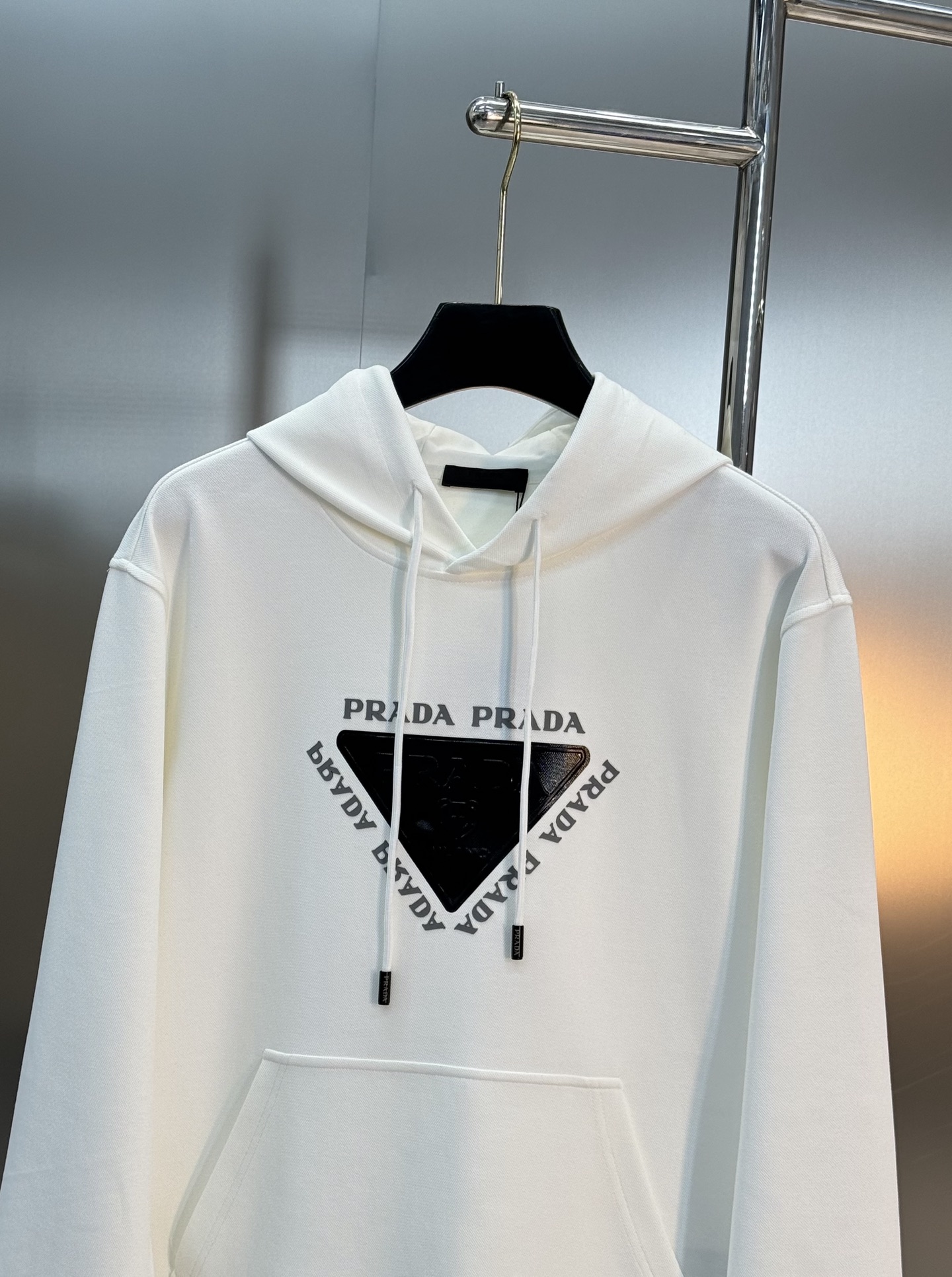 Prada普拉达新款连帽卫衣，甄选超优质天丝面料.柔软有手感.穿着舒适又保暖。胸前高温烫画工艺.品牌字母
