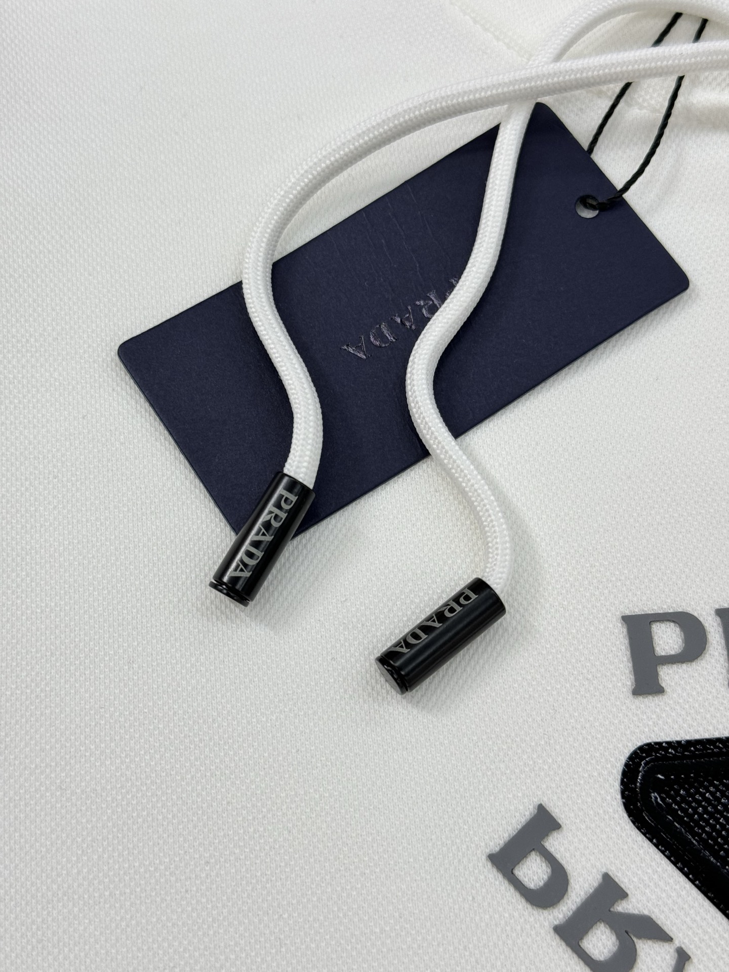 Prada普拉达新款连帽卫衣，甄选超优质天丝面料.柔软有手感.穿着舒适又保暖。胸前高温烫画工艺.品牌字母