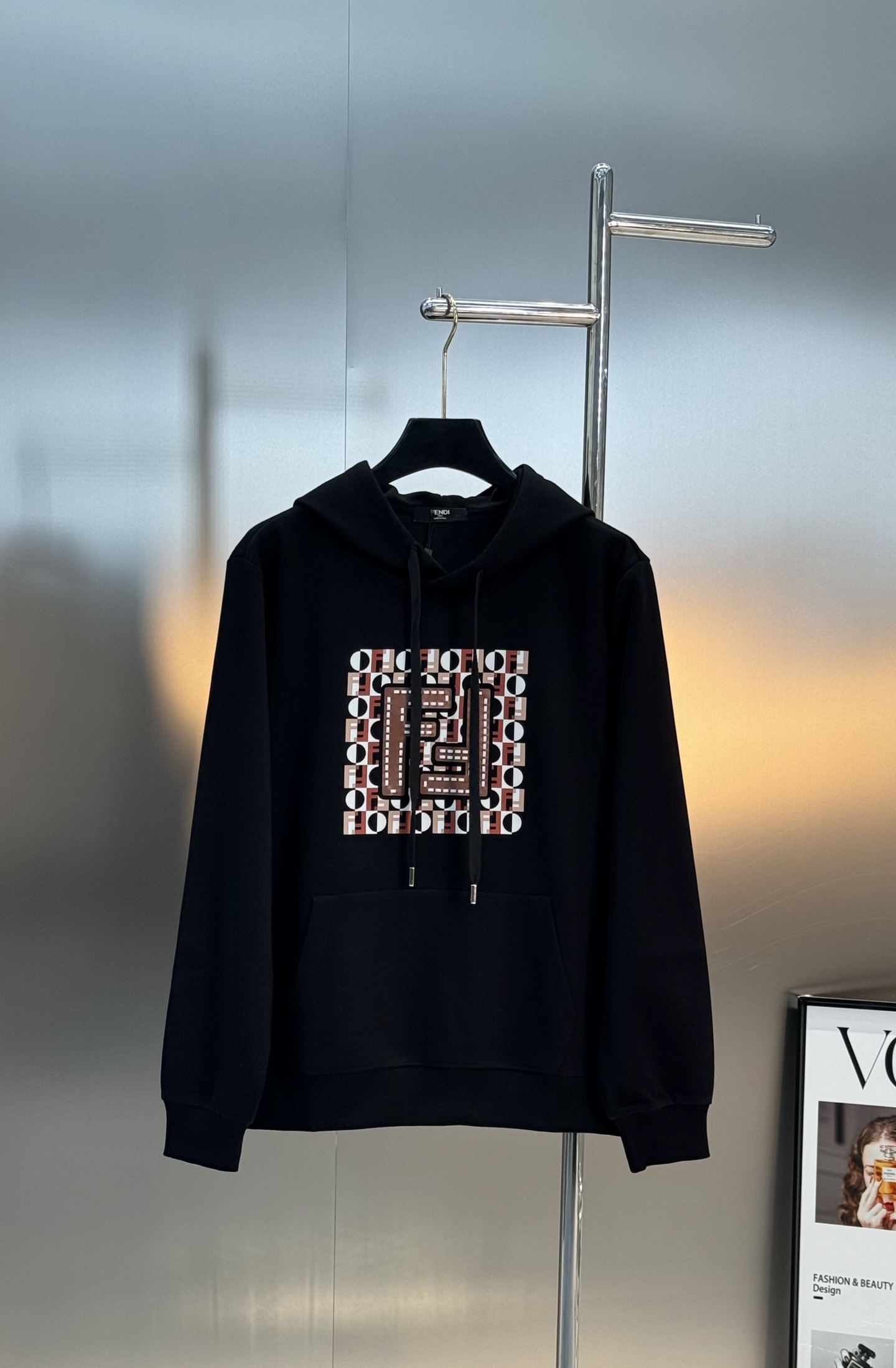 Fendi芬迪25s新款连帽卫衣，胸前FF老花Logo超有辨识度，棕橙白配色复古又时髦✨。高品质棉料，柔