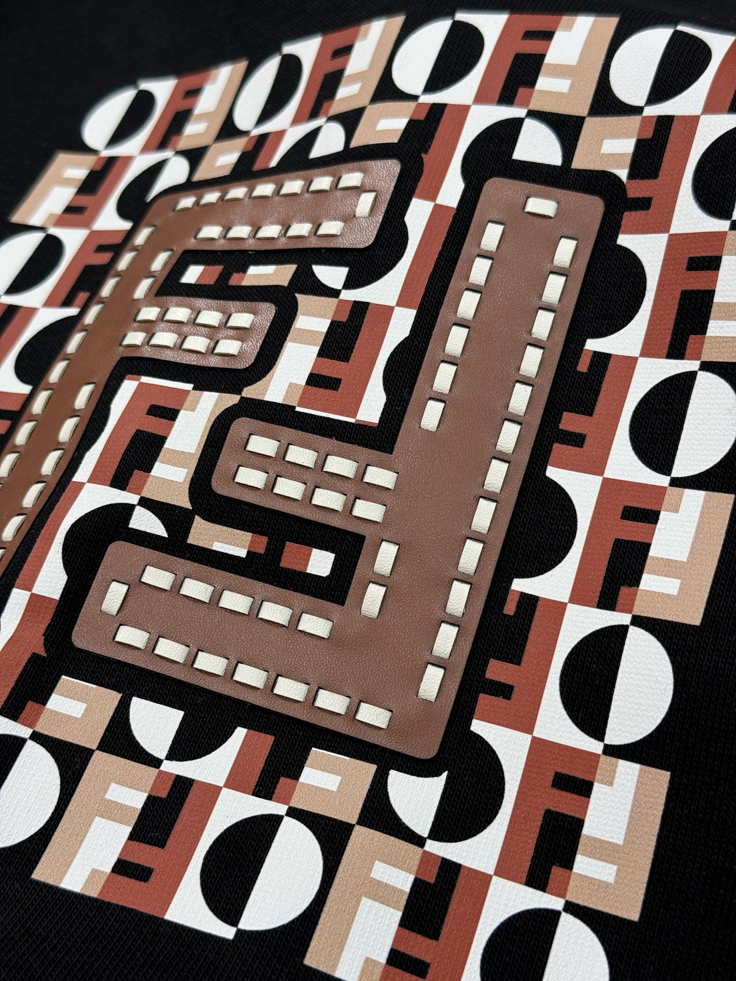 Fendi芬迪25s新款连帽卫衣，胸前FF老花Logo超有辨识度，棕橙白配色复古又时髦✨。高品质棉料，柔