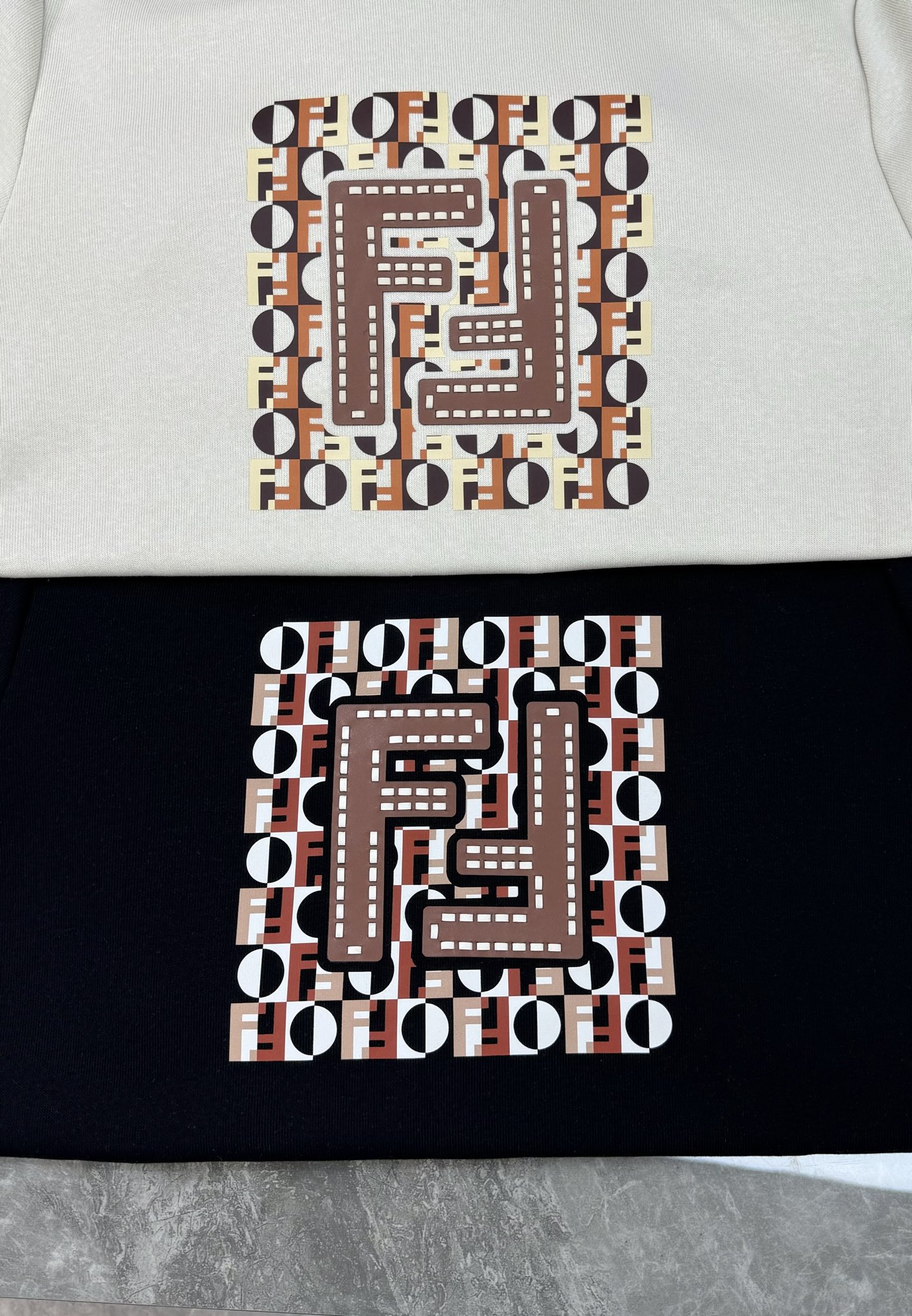 Fendi芬迪25s新款连帽卫衣，胸前FF老花Logo超有辨识度，棕橙白配色复古又时髦✨。高品质棉料，柔