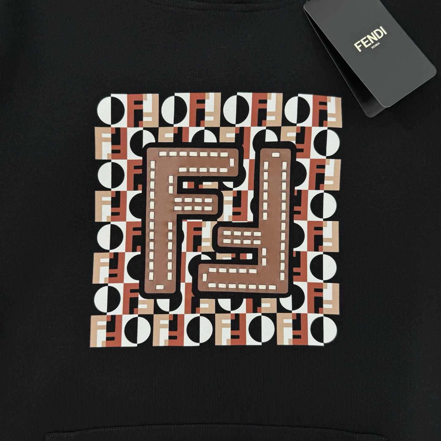 Fendi芬迪25s新款连帽卫衣，胸前FF老花Logo超有辨识度，棕橙白配色复古又时髦✨。高品质棉料，柔