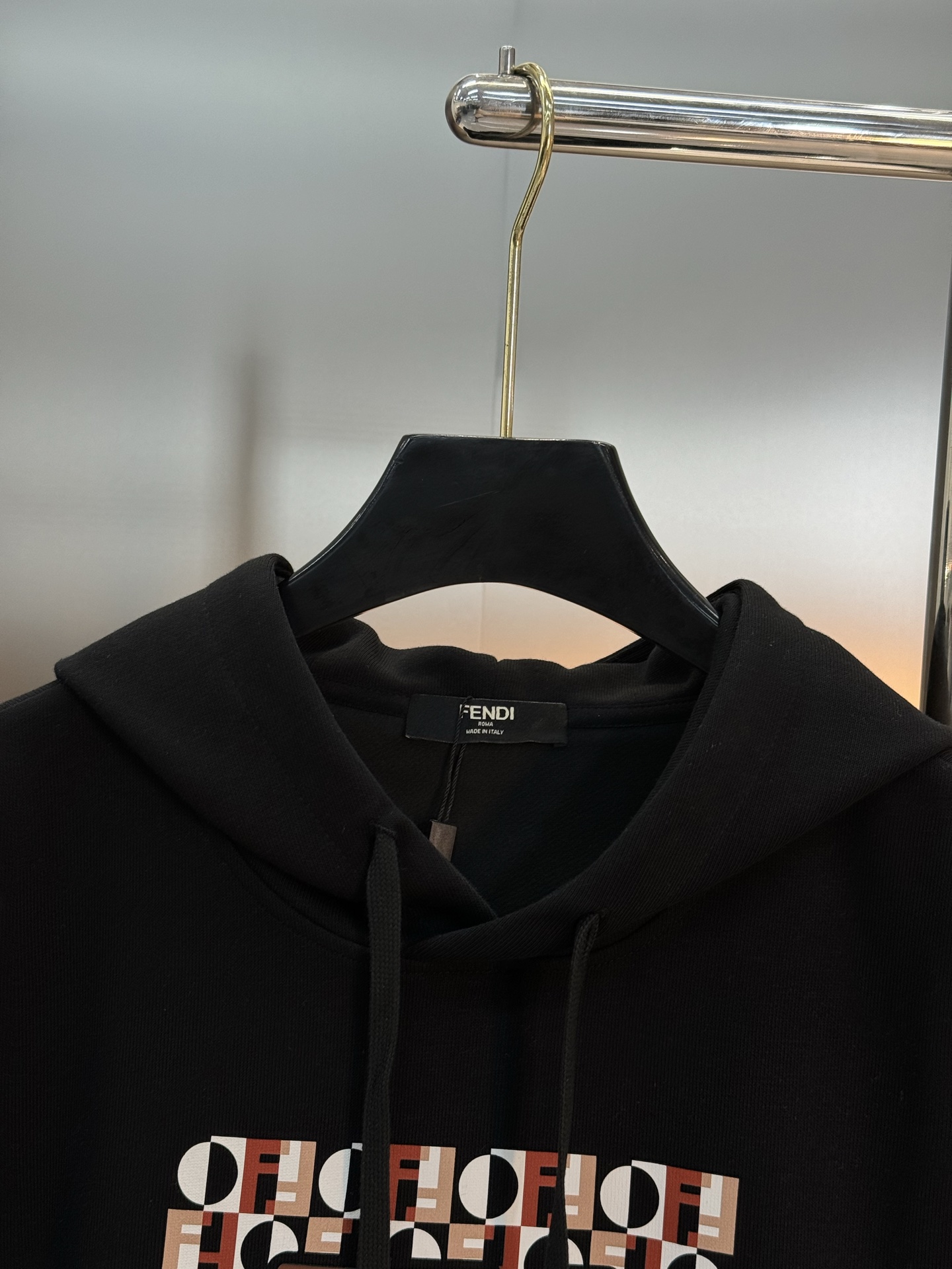 Fendi芬迪25s新款连帽卫衣，胸前FF老花Logo超有辨识度，棕橙白配色复古又时髦✨。高品质棉料，柔