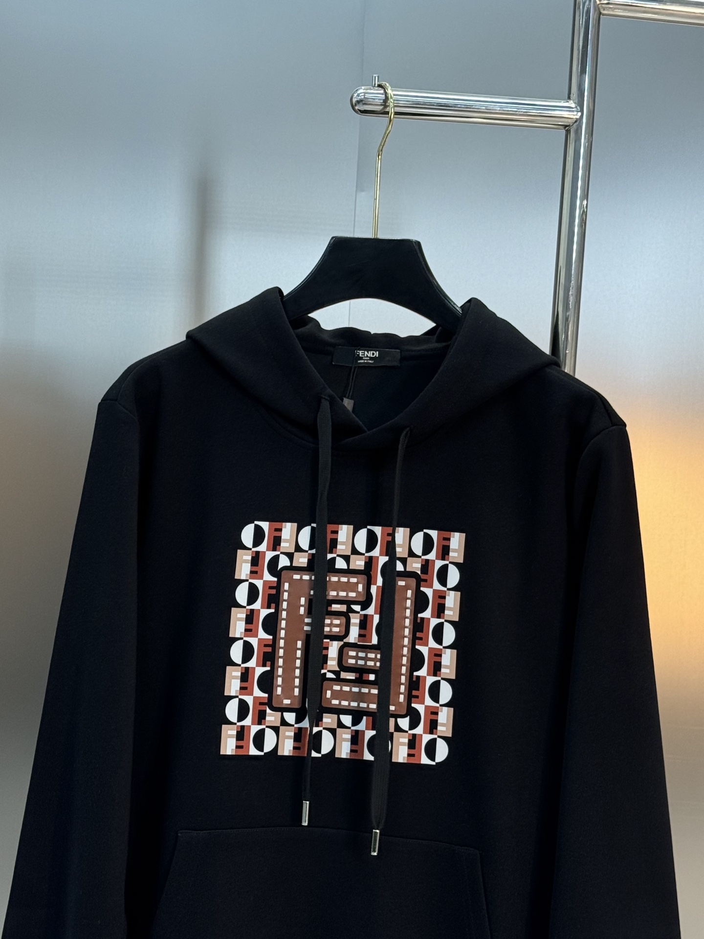 Fendi芬迪25s新款连帽卫衣，胸前FF老花Logo超有辨识度，棕橙白配色复古又时髦✨。高品质棉料，柔