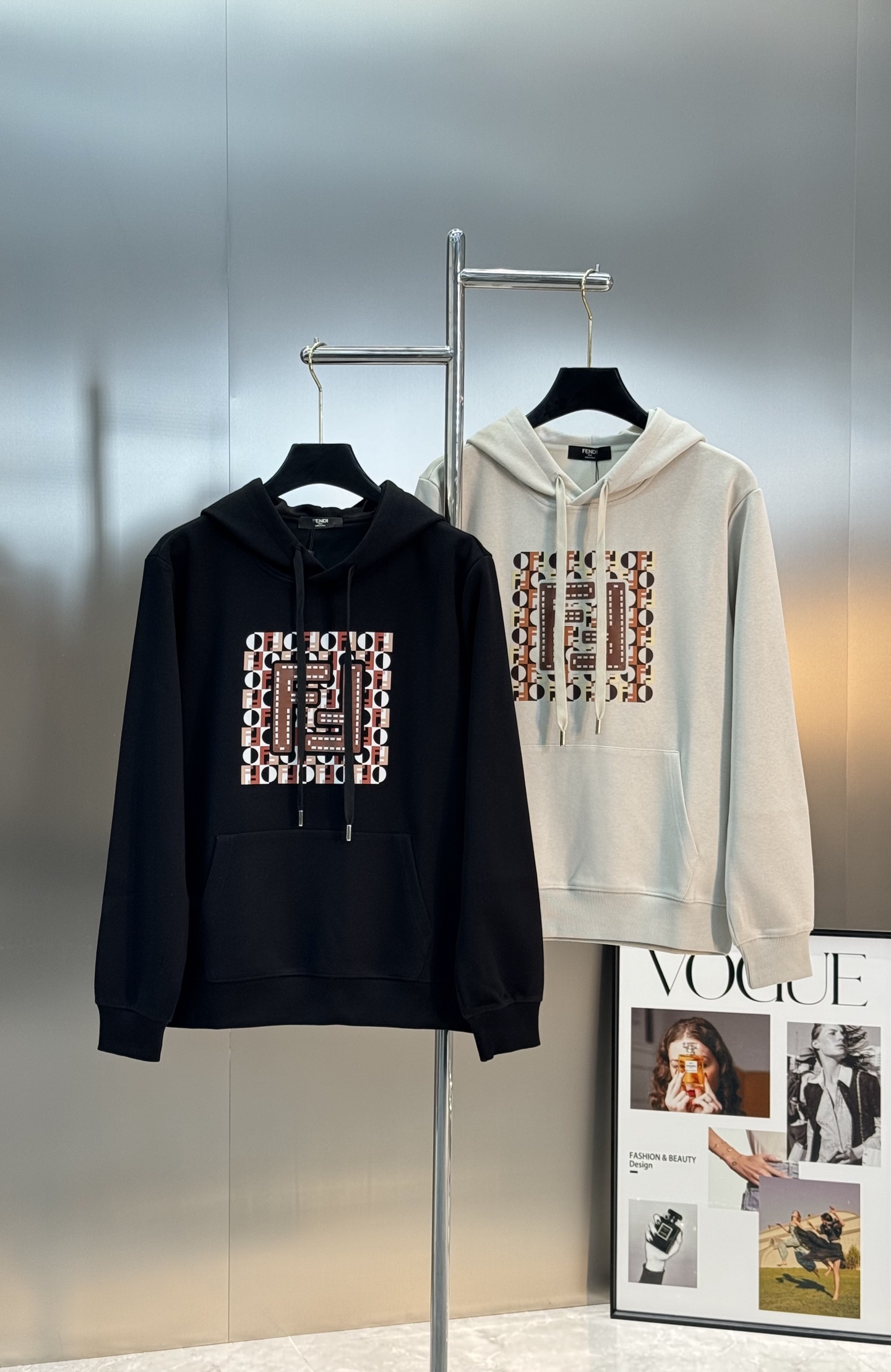 Fendi芬迪25s新款连帽卫衣，胸前FF老花Logo超有辨识度，棕橙白配色复古又时髦✨。高品质棉料，柔