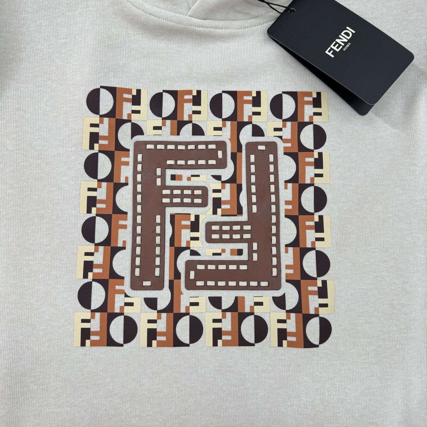 Fendi芬迪25s新款连帽卫衣，胸前FF老花Logo超有辨识度，棕橙白配色复古又时髦✨。高品质棉料，柔