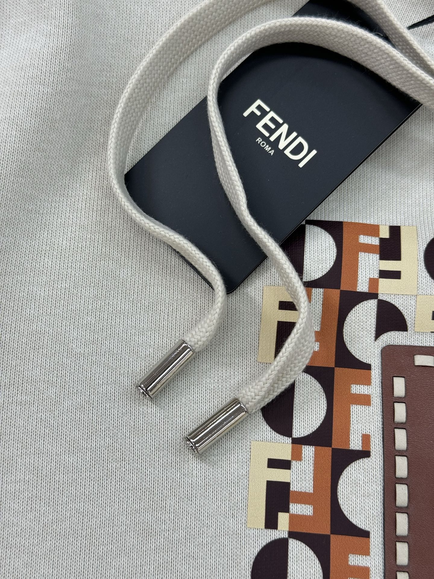 Fendi芬迪25s新款连帽卫衣，胸前FF老花Logo超有辨识度，棕橙白配色复古又时髦✨。高品质棉料，柔