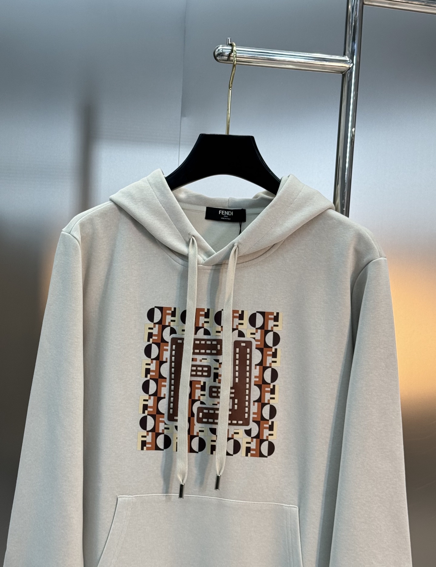 Fendi芬迪25s新款连帽卫衣，胸前FF老花Logo超有辨识度，棕橙白配色复古又时髦✨。高品质棉料，柔
