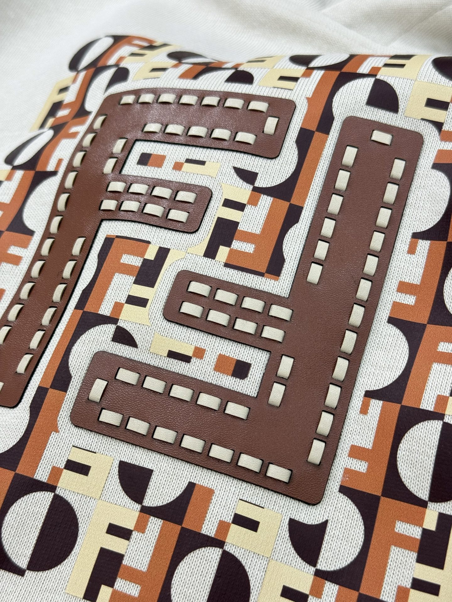 Fendi芬迪25s新款连帽卫衣，胸前FF老花Logo超有辨识度，棕橙白配色复古又时髦✨。高品质棉料，柔